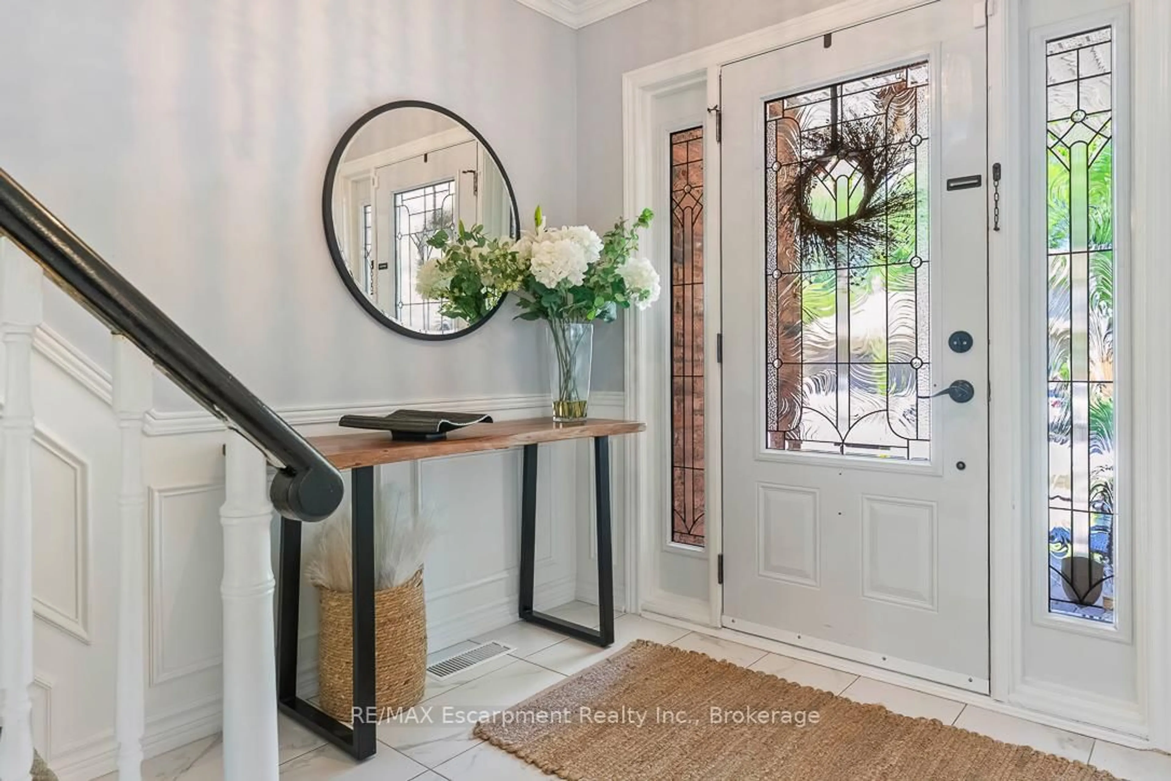 Indoor entryway for 1328 Vancouver Cres, Burlington Ontario L7M 1W2