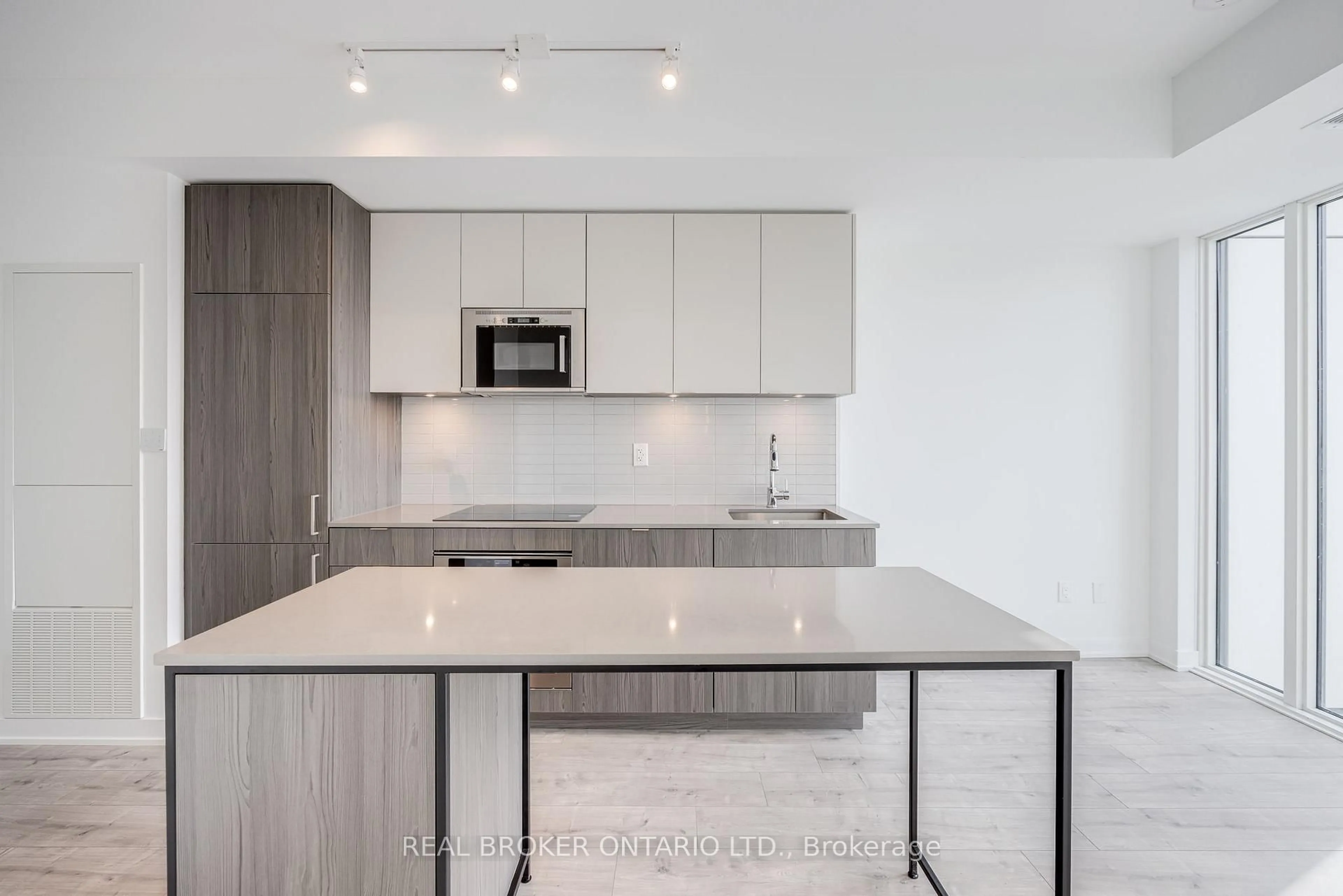 Open concept kitchen, unknown for 220 Missinnihe Way #1117, Mississauga Ontario L5H 0A9