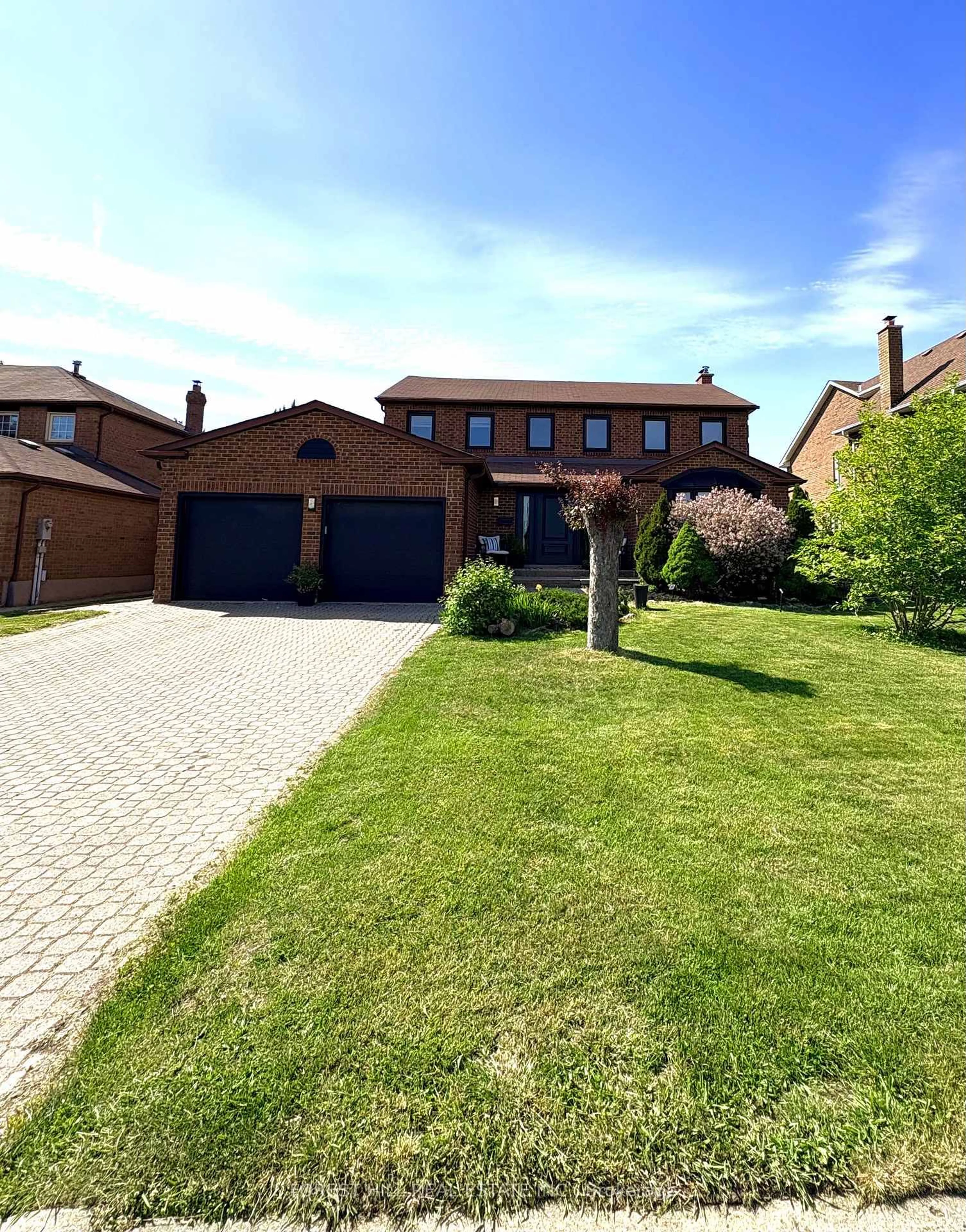 A pic from outside/outdoor area/front of a property/back of a property/a pic from drone, street for 24 Lindhurst St, Brampton Ontario L6S 4C2