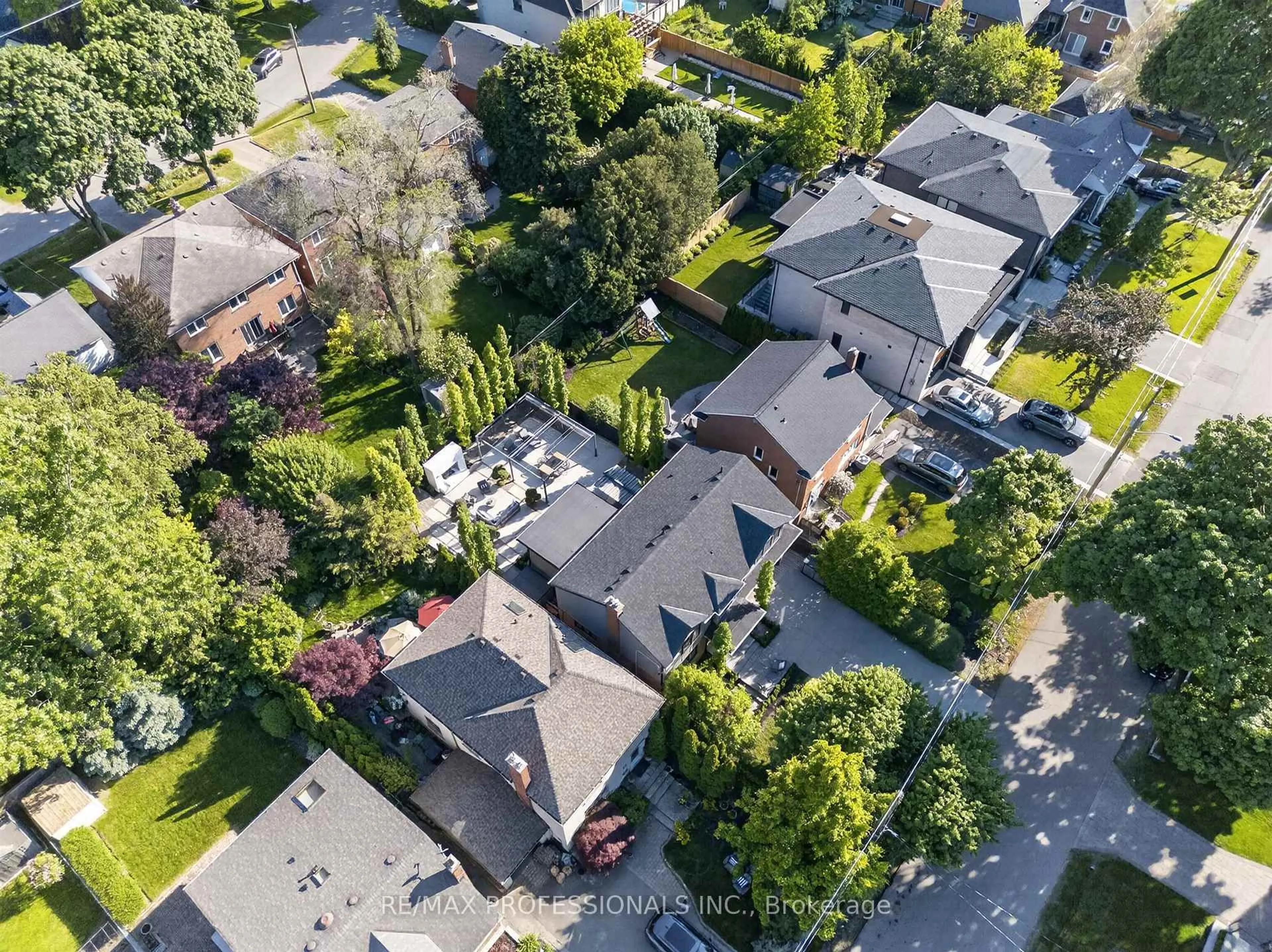 A pic from outside/outdoor area/front of a property/back of a property/a pic from drone, street for 9 Bernice Ave, Toronto Ontario M8Y 1Z5
