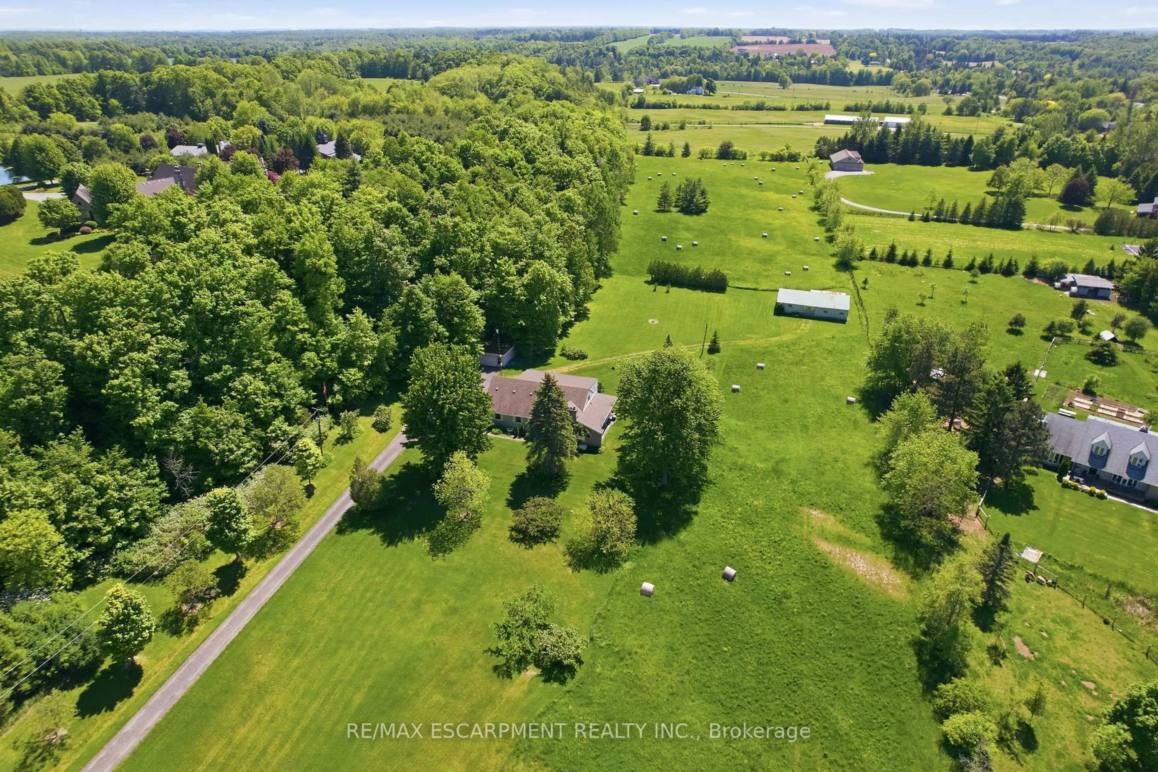 A pic from outside/outdoor area/front of a property/back of a property/a pic from drone, unknown for 5724 Blind Line, Burlington Ontario L7P 0B2