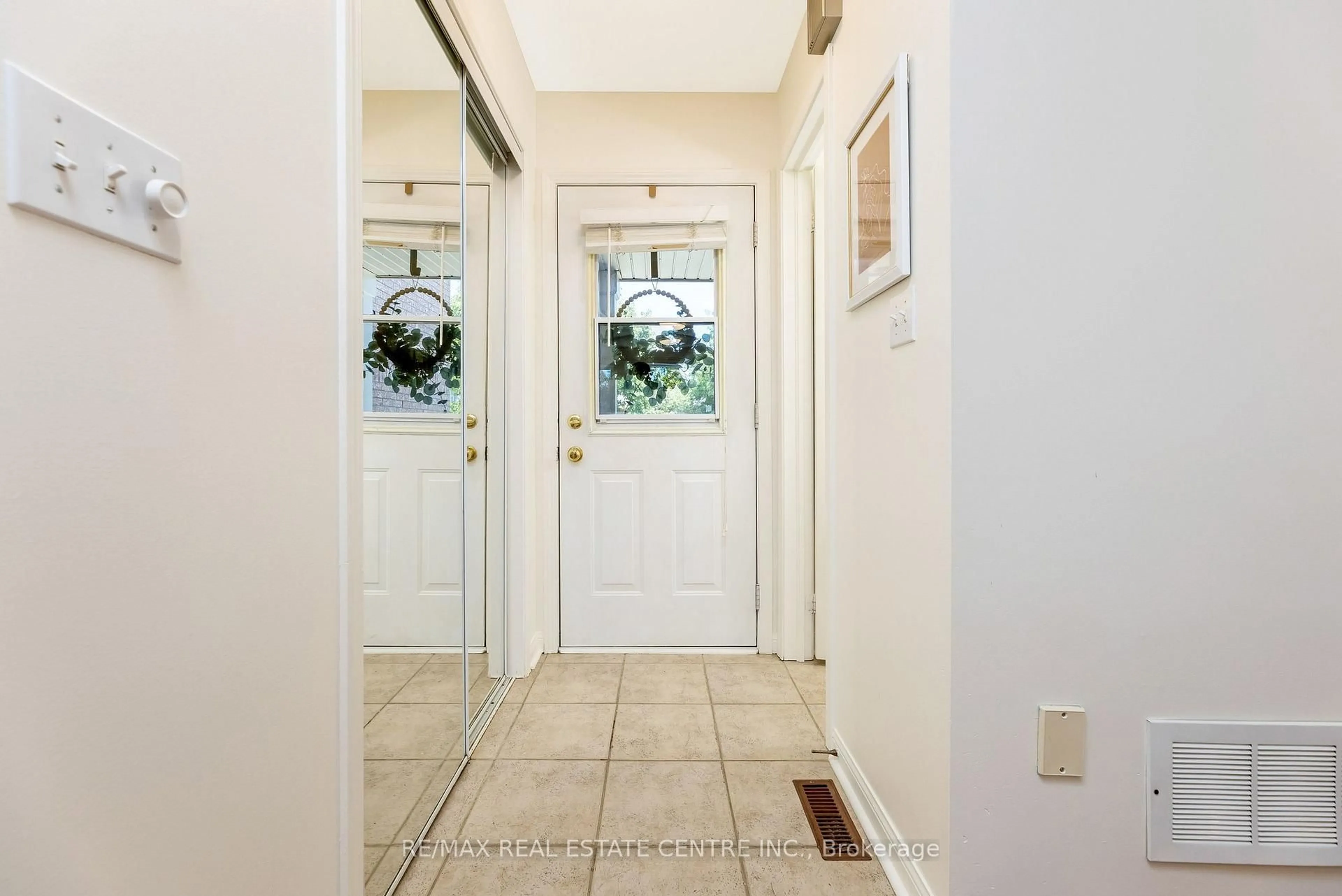 Indoor entryway for 430 Patterson Dr, Milton Ontario L9T 5N3