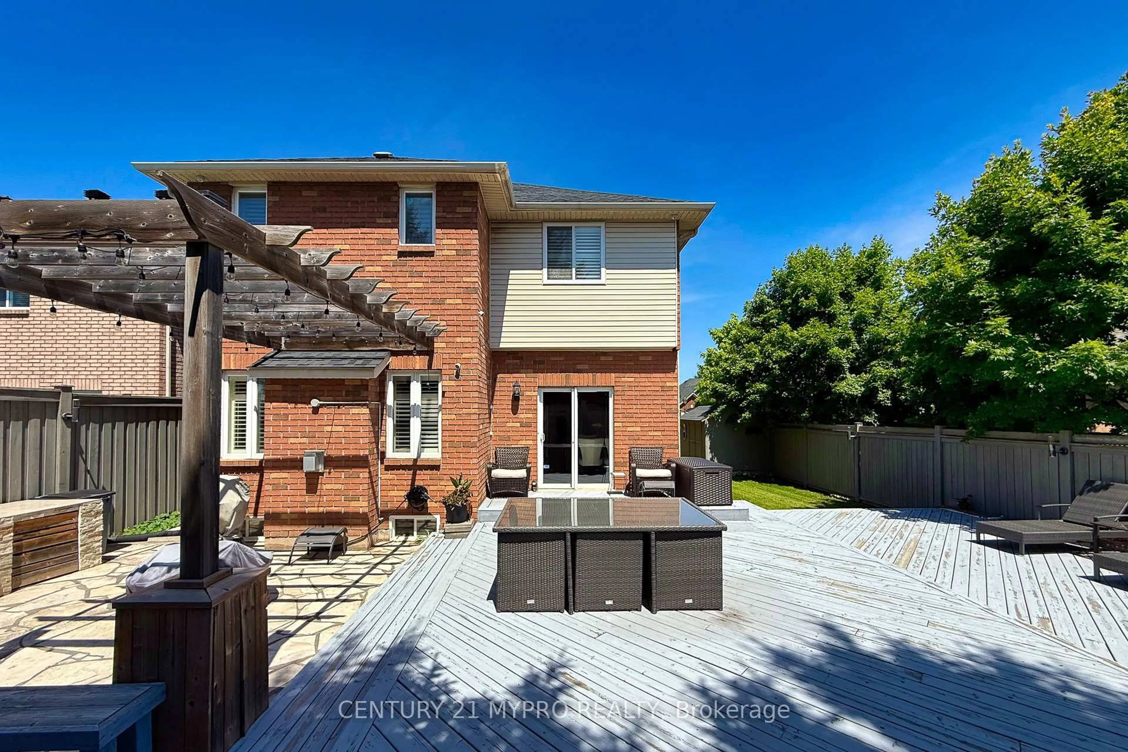 A pic from outside/outdoor area/front of a property/back of a property/a pic from drone, street for 2587 Carberry Way, Oakville Ontario L6M 4R8