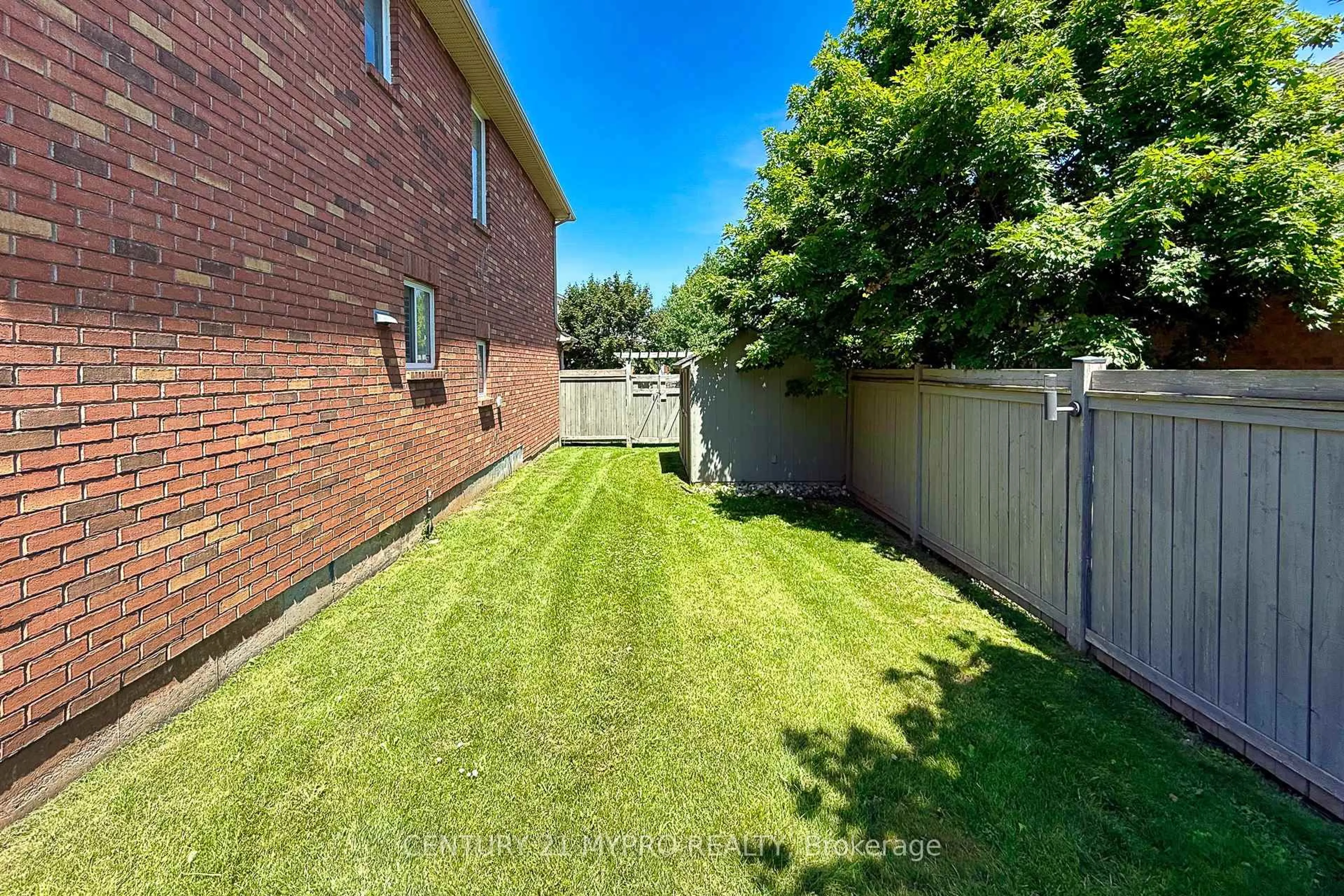 A pic from outside/outdoor area/front of a property/back of a property/a pic from drone, street for 2587 Carberry Way, Oakville Ontario L6M 4R8