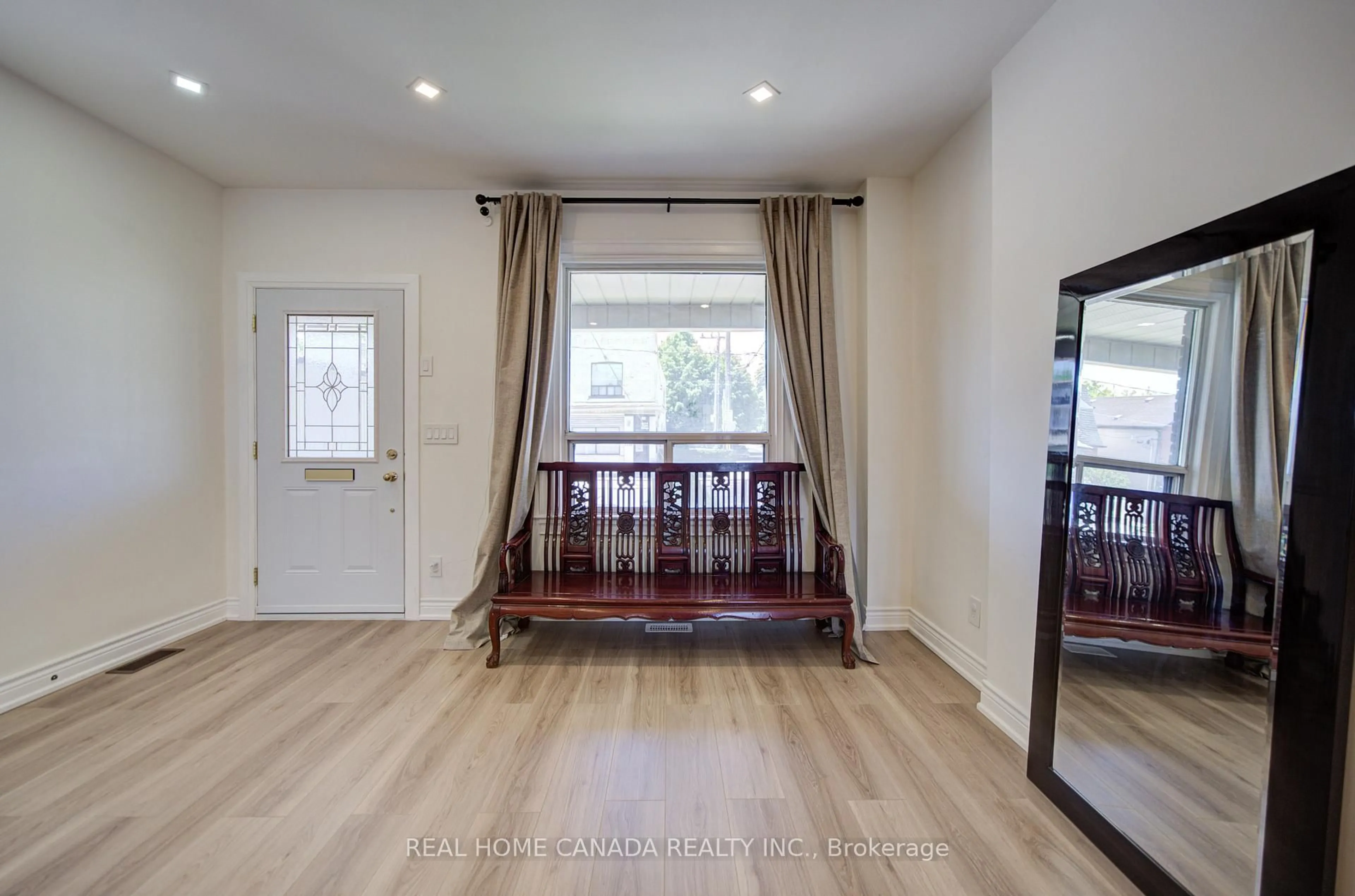 Indoor entryway for 1145 Dufferin St, Toronto Ontario M6H 4B7