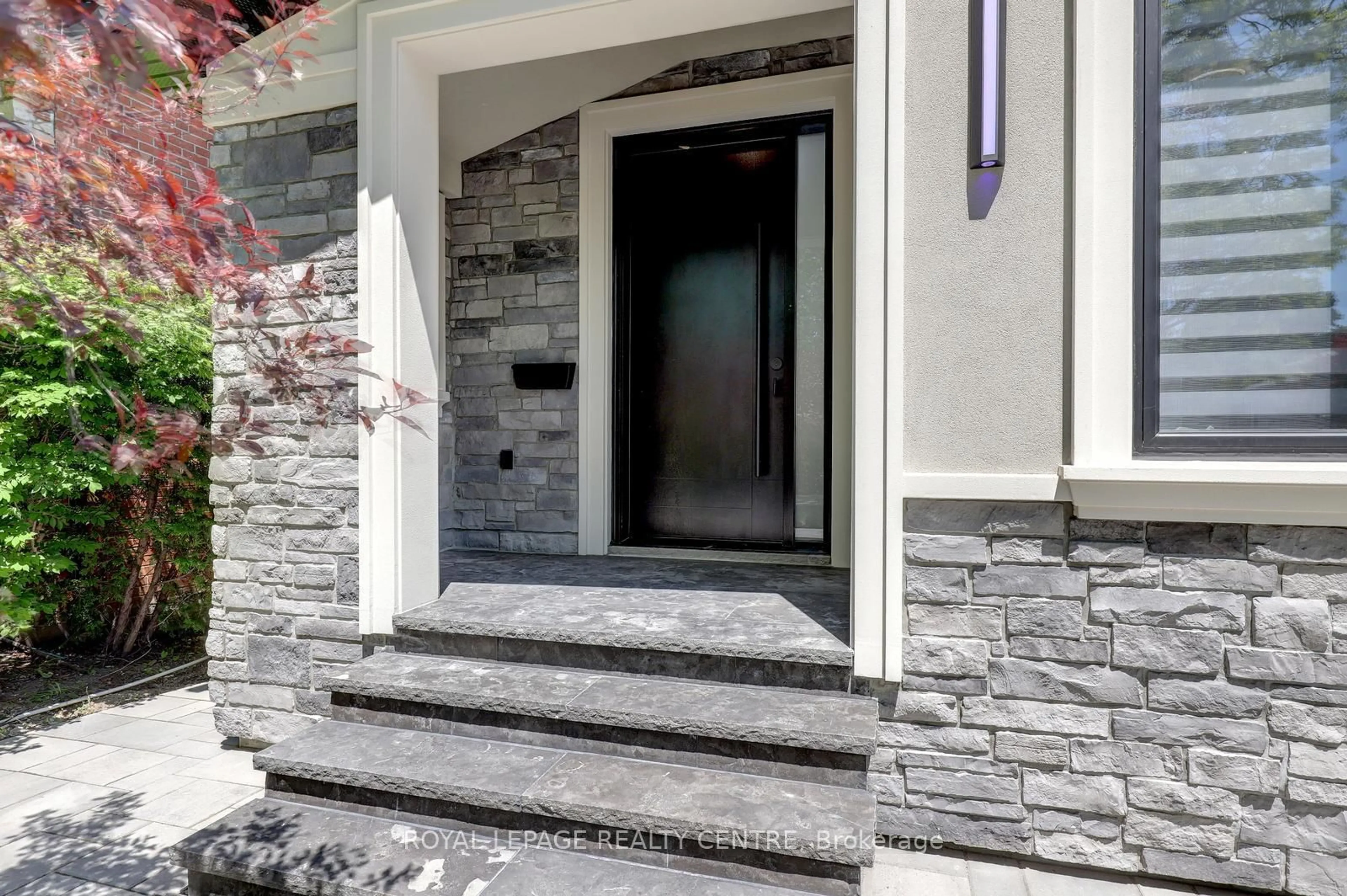 Indoor foyer for 2257 Springfield Crt, Mississauga Ontario L5K 1V3