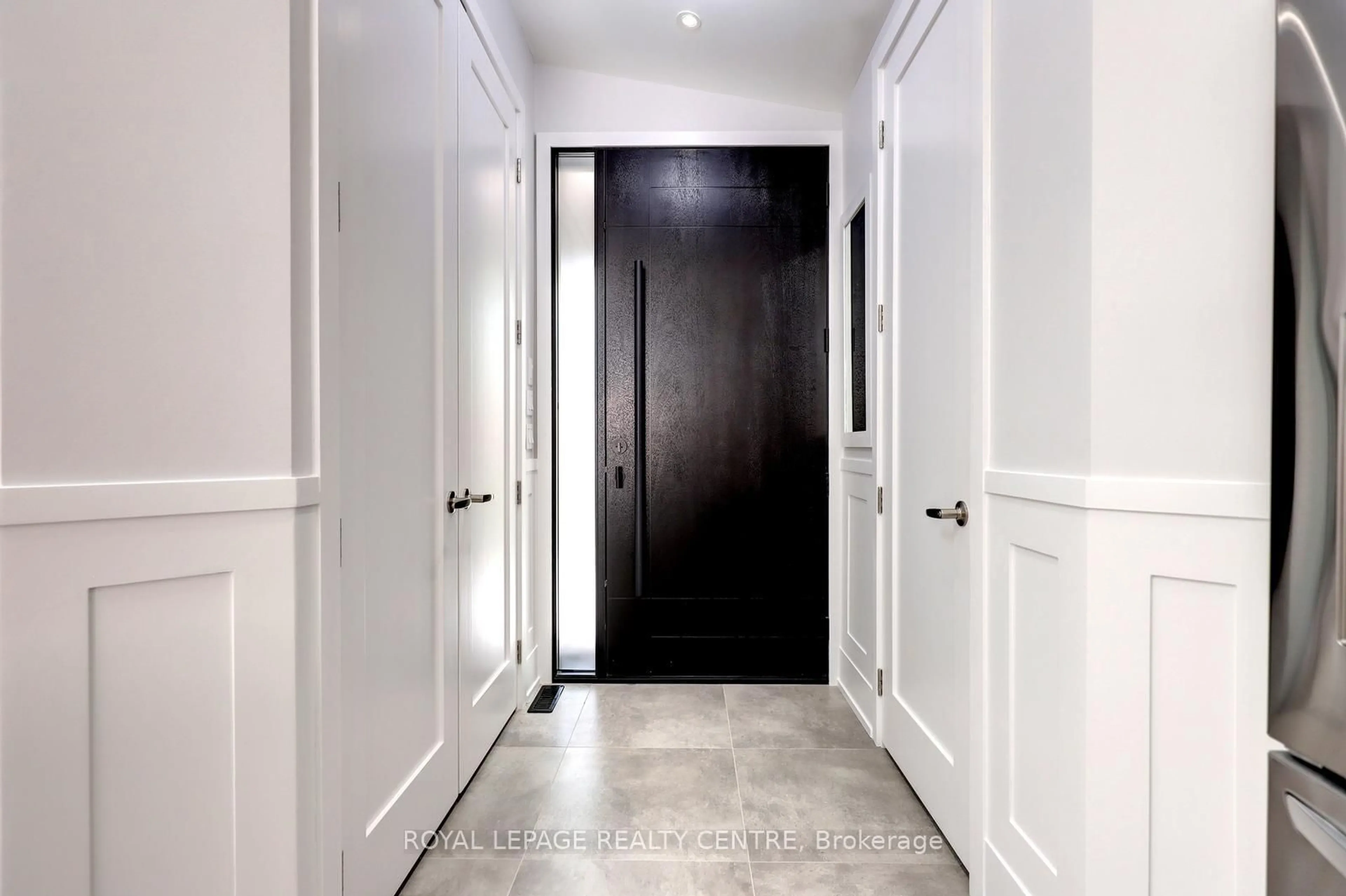 Indoor entryway for 2257 Springfield Crt, Mississauga Ontario L5K 1V3