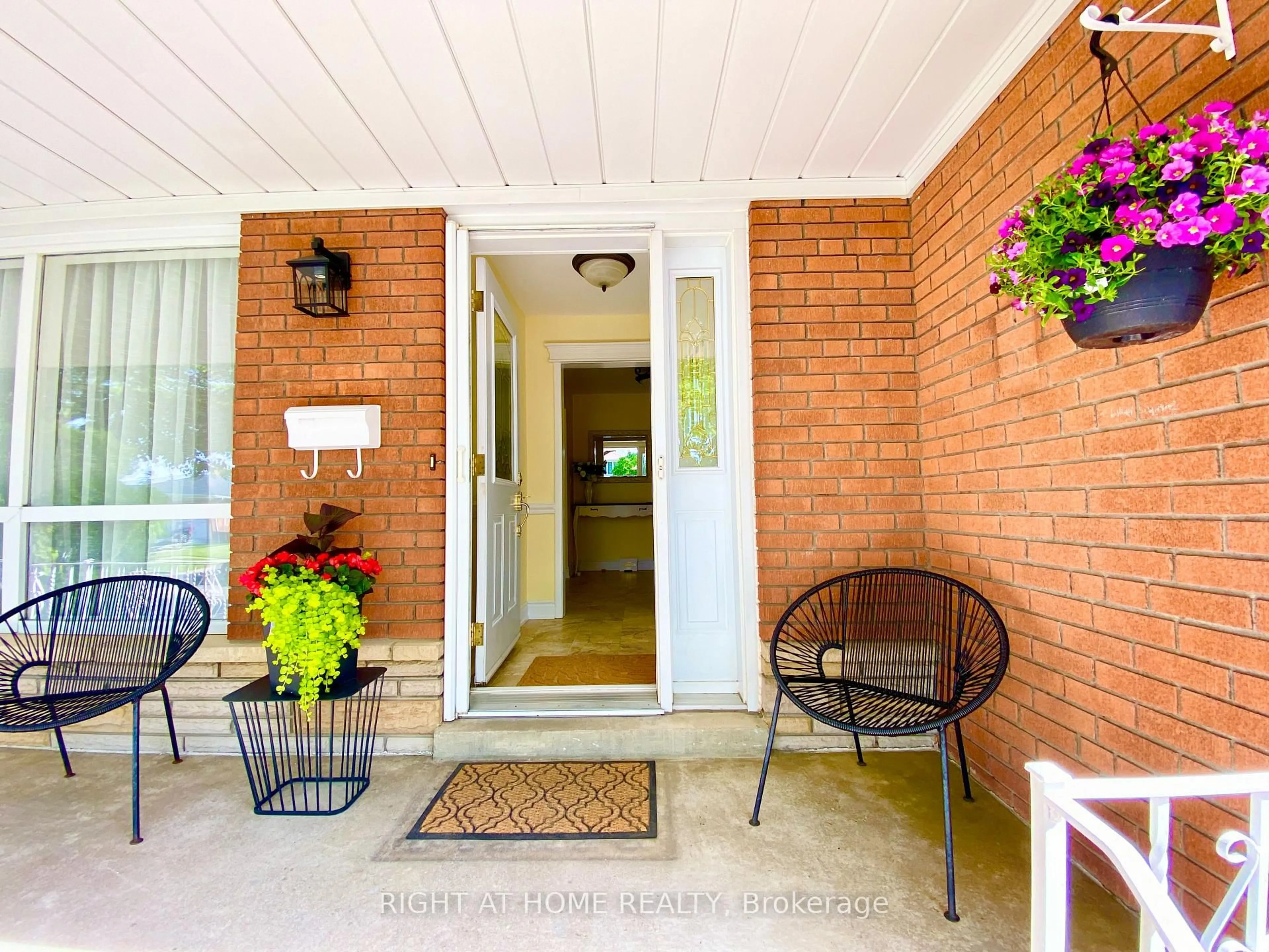 Indoor entryway for 876 Hollowtree Cres, Mississauga Ontario L4Y 2V2
