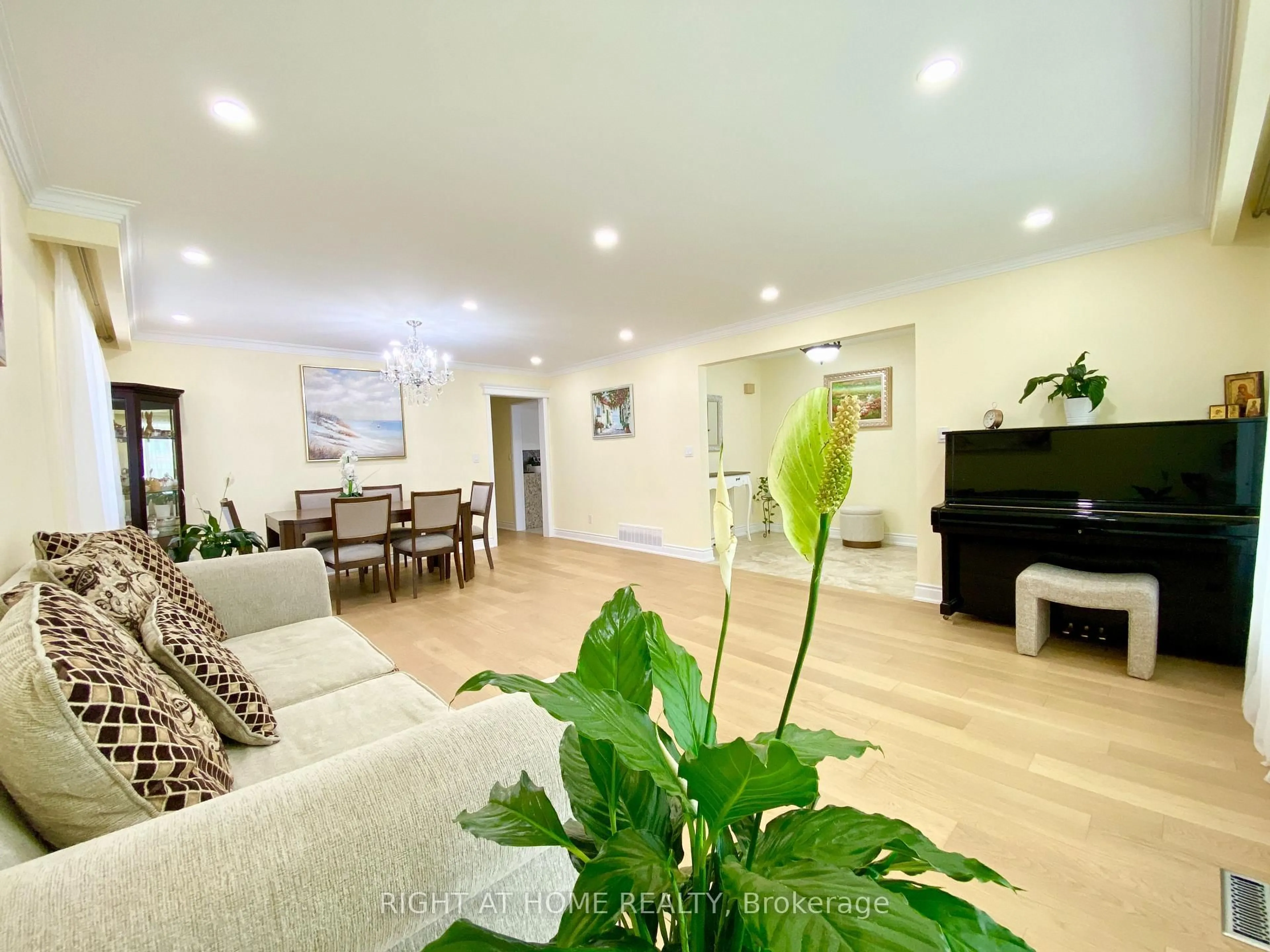 Living room with furniture, unknown for 876 Hollowtree Cres, Mississauga Ontario L4Y 2V2