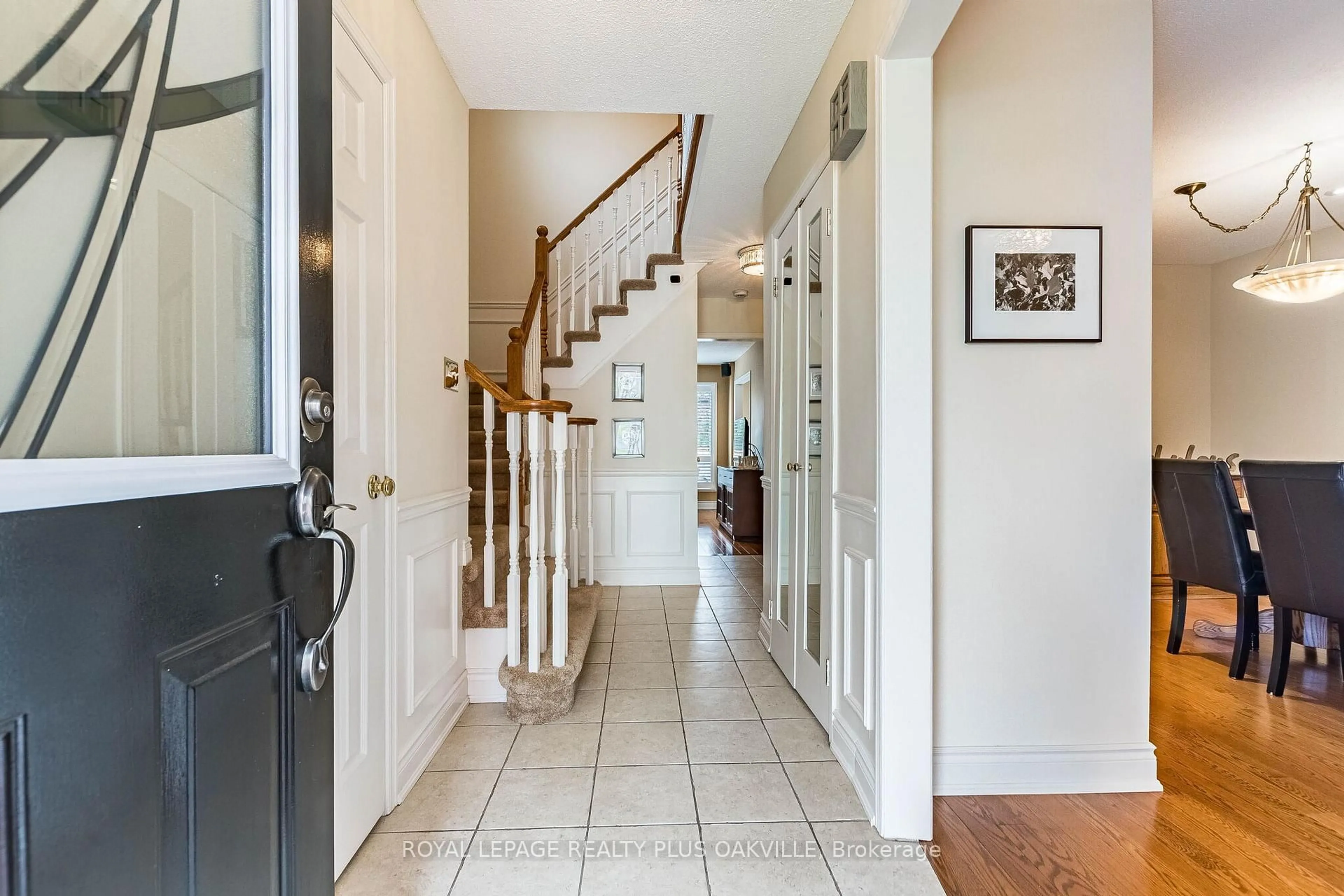 Indoor entryway for 394 Maidstone Cres, Oakville Ontario L6M 1A1