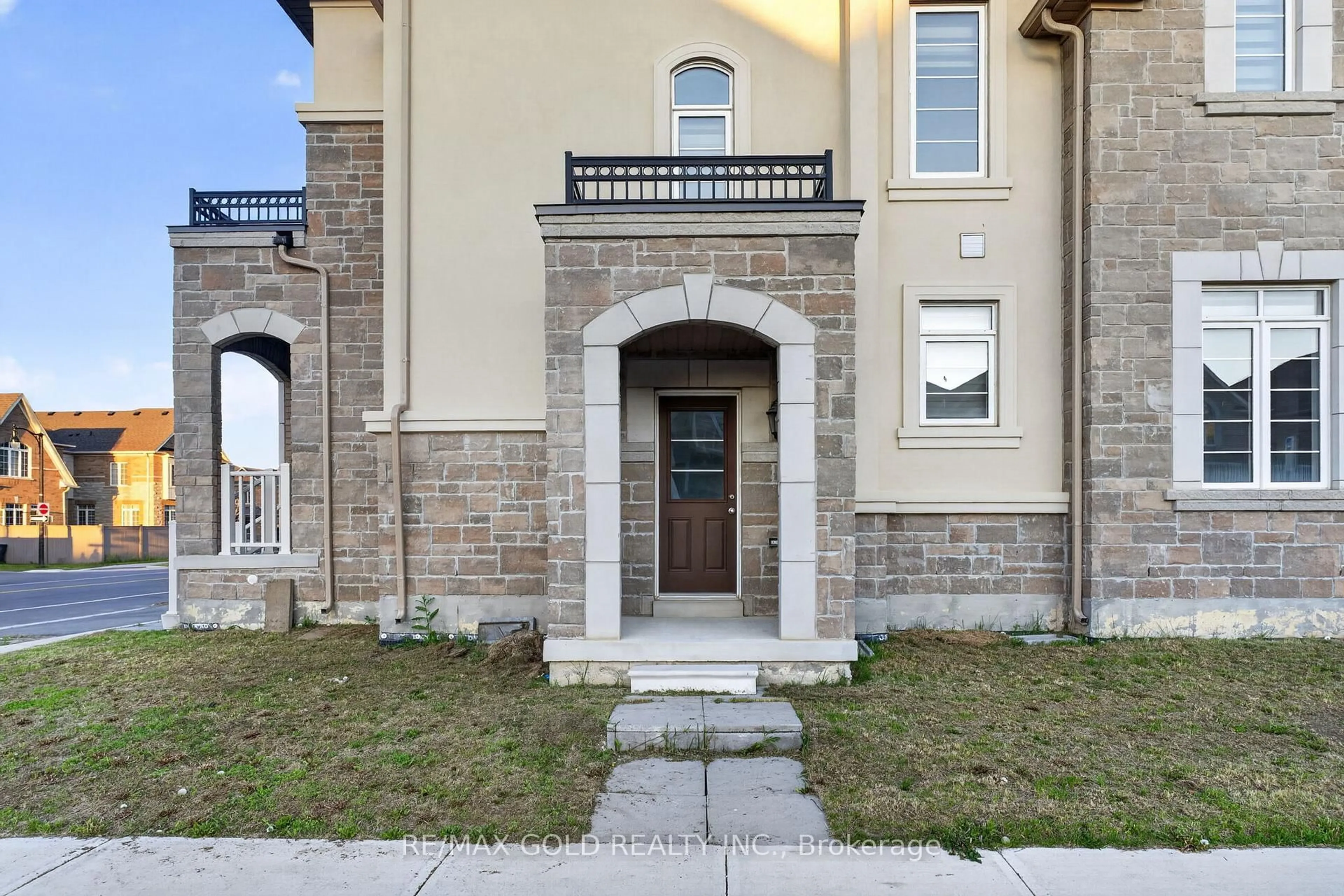 Home with brick exterior material, street for 556 Brisdale Dr, Brampton Ontario L7A 0C3