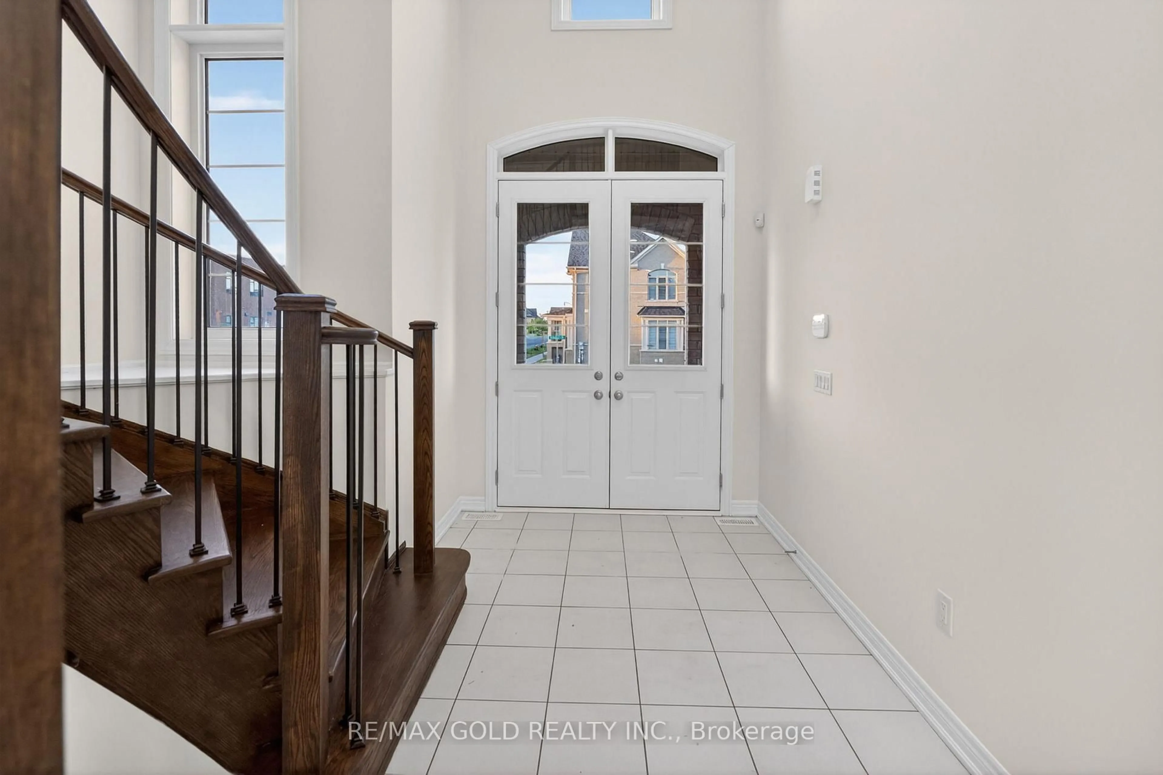 Indoor entryway for 556 Brisdale Dr, Brampton Ontario L7A 0C3