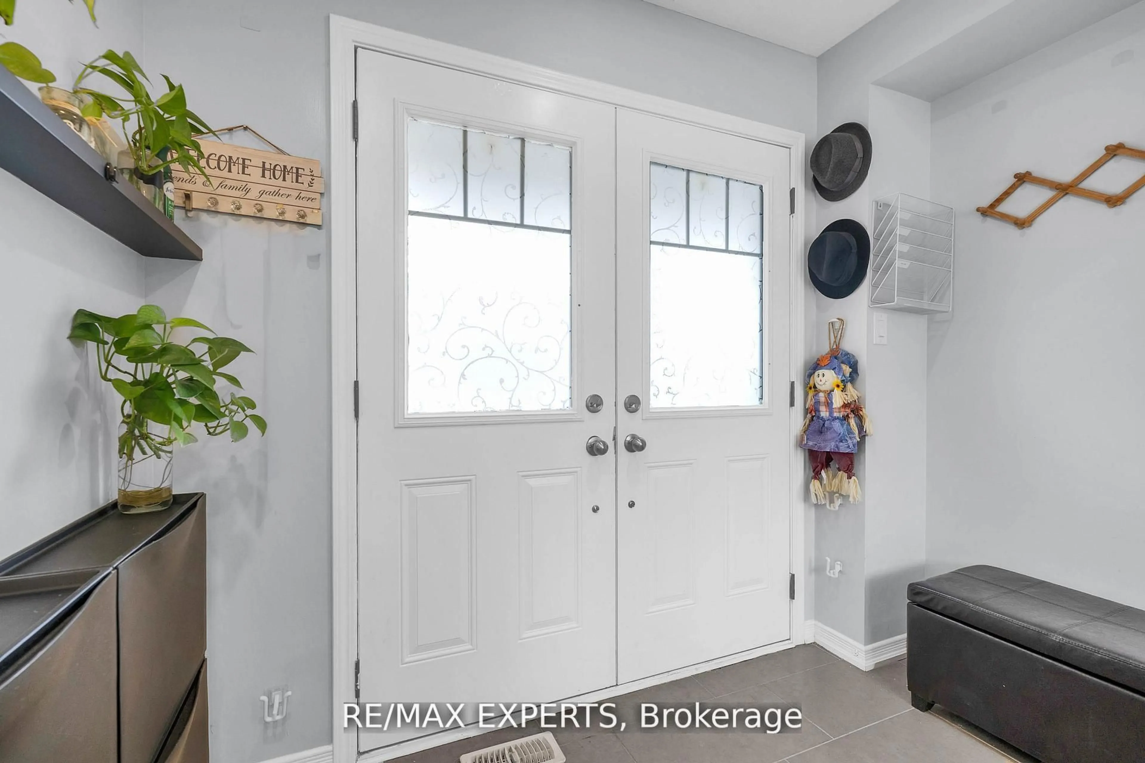 Indoor entryway for 22 Hoover Rd, Brampton Ontario L7A 4L2