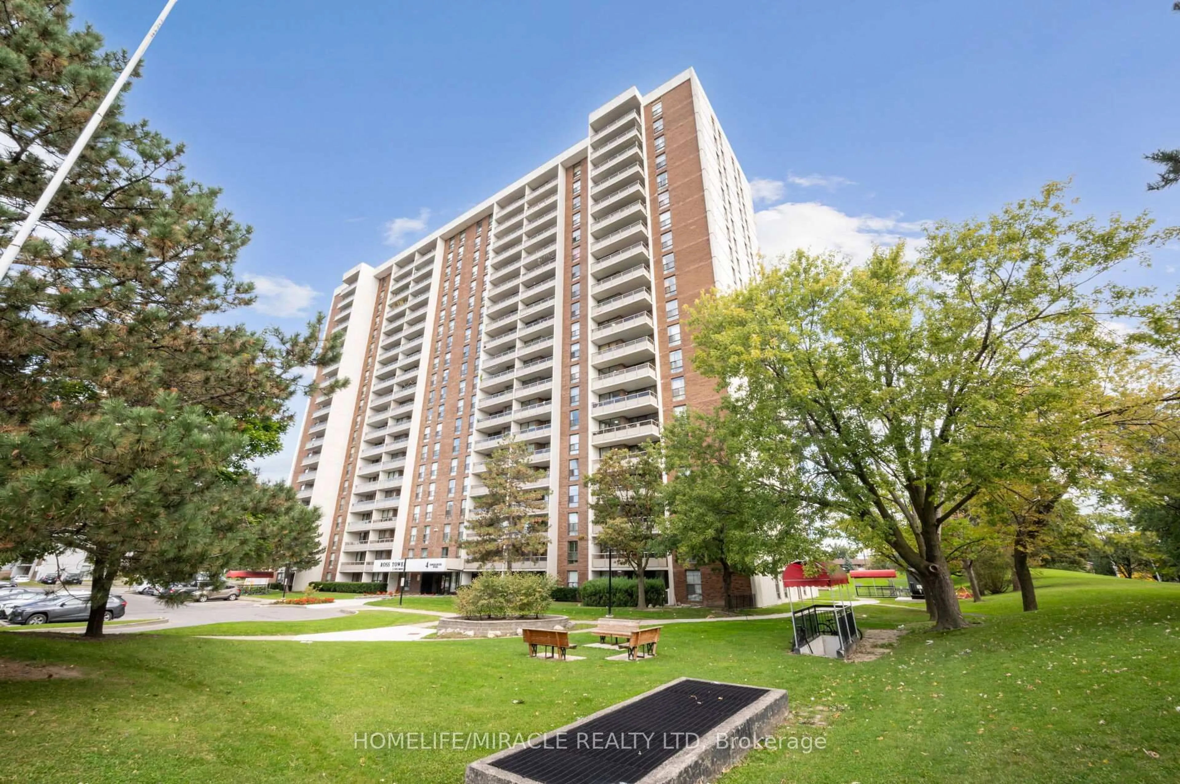 Patio, building for 4 Kings Cross Rd #1511, Brampton Ontario L6T 3X8