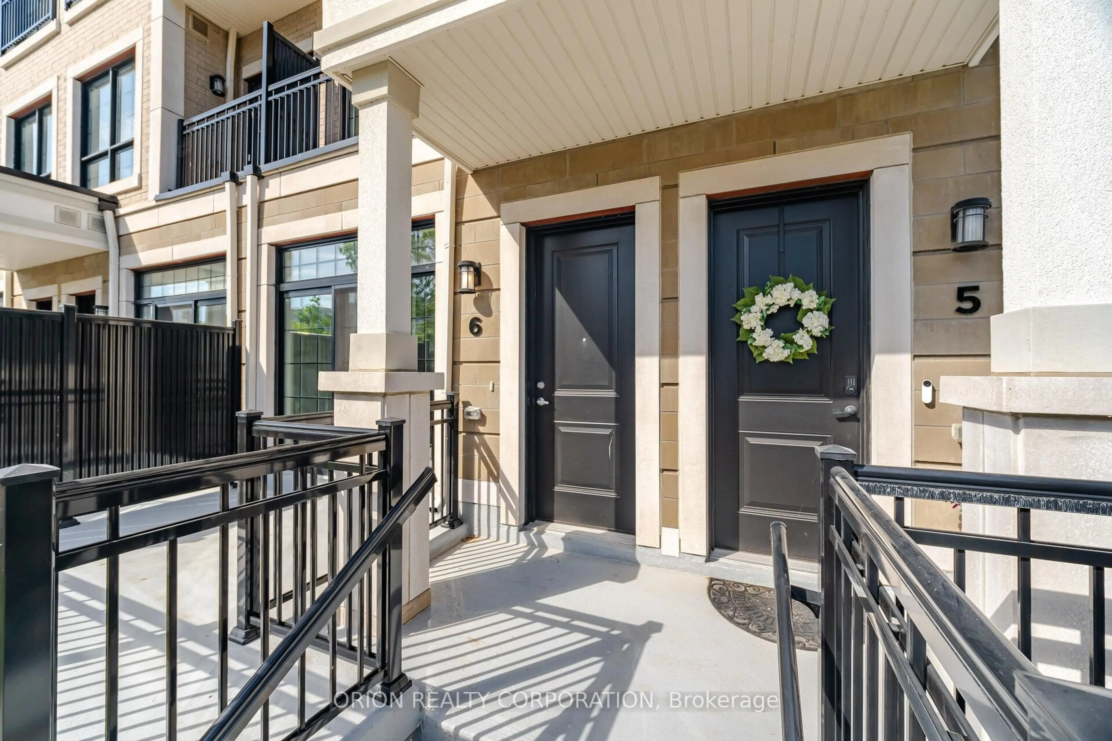 Indoor entryway for 95 Brookfield Rd #6, Oakville Ontario L6K 2Y8