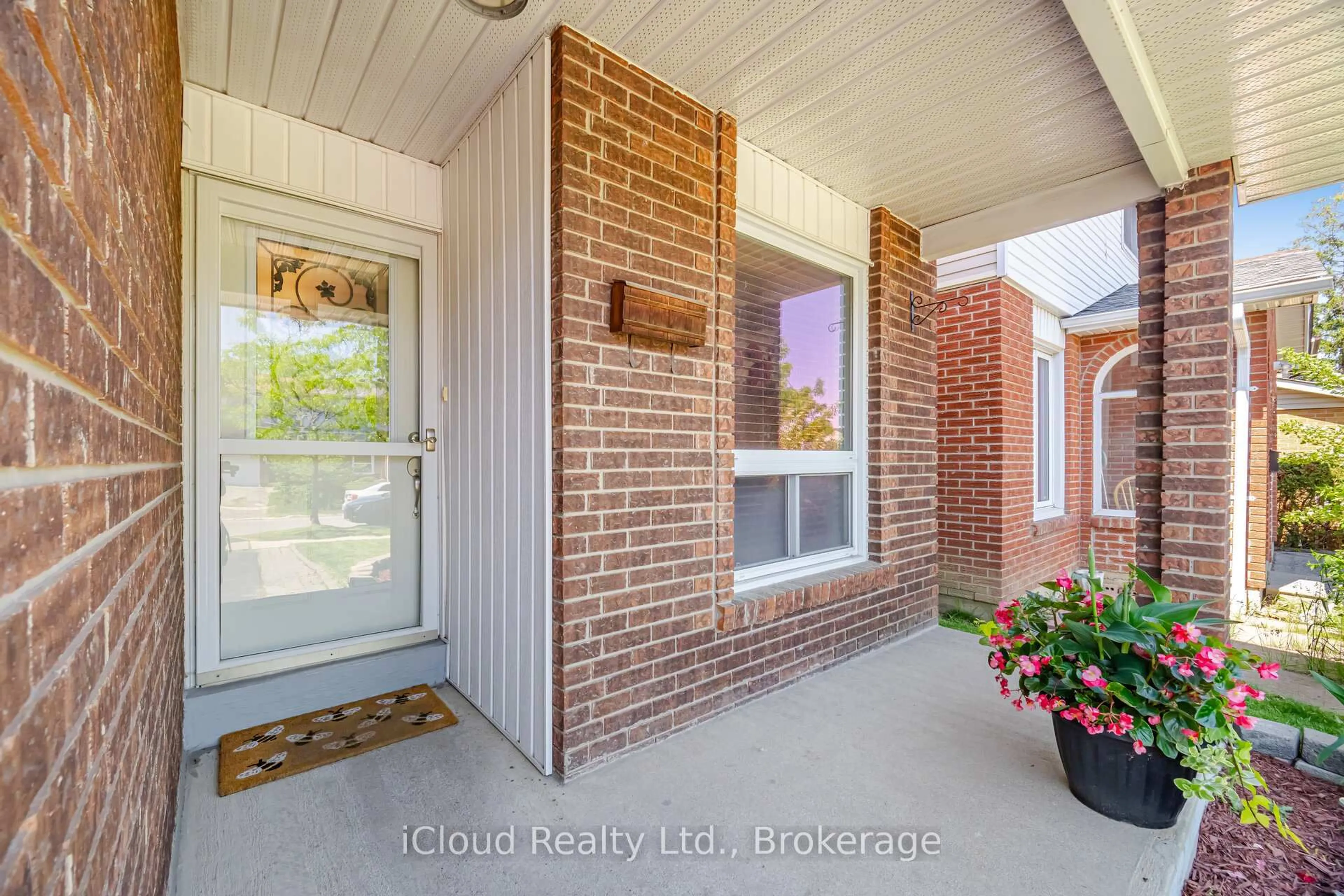Indoor entryway for 8 Lindridge Ave, Brampton Ontario L6S 3W9