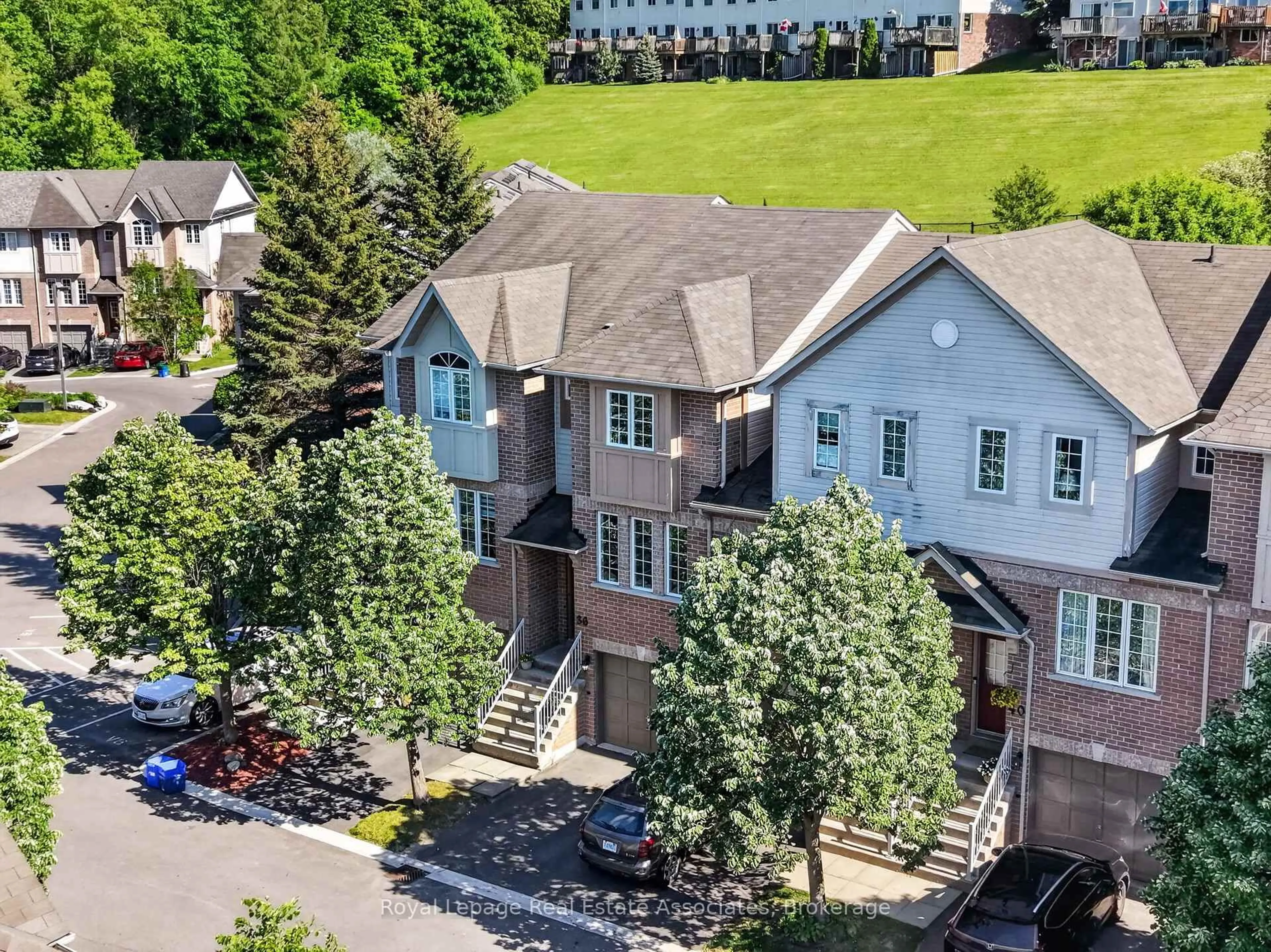 A pic from outside/outdoor area/front of a property/back of a property/a pic from drone, unknown for 36 Palomino Tr #18, Halton Hills Ontario L7G 6E9
