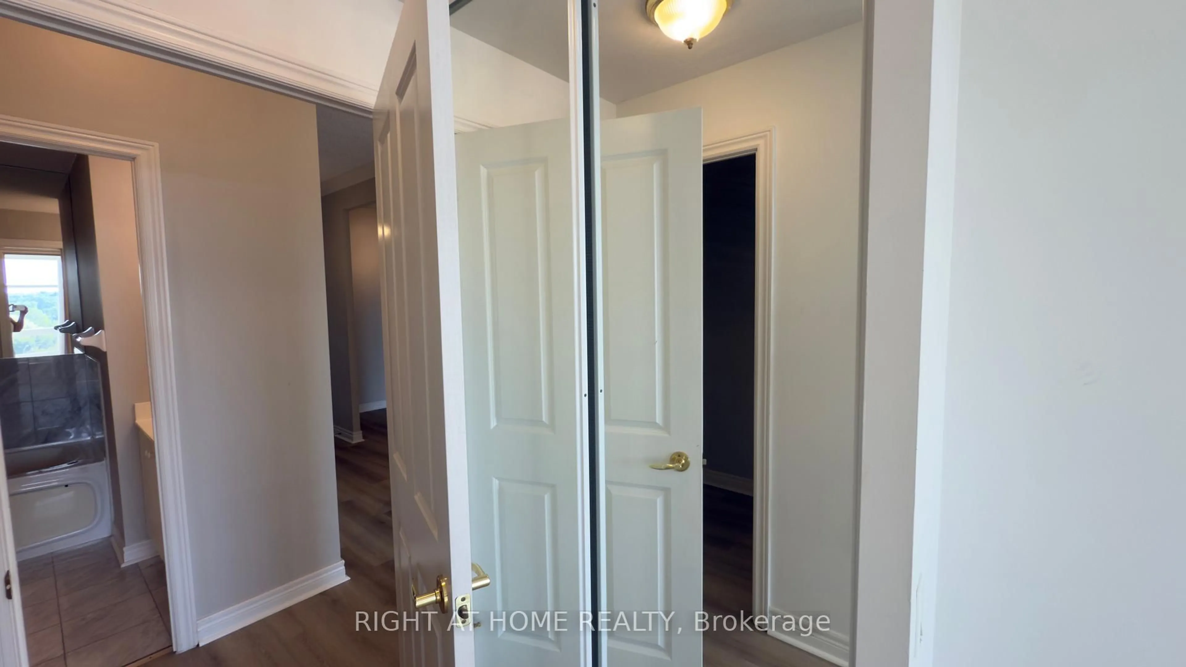 Indoor entryway for 40 Old Mill Rd #703, Oakville Ontario L6J 7W2