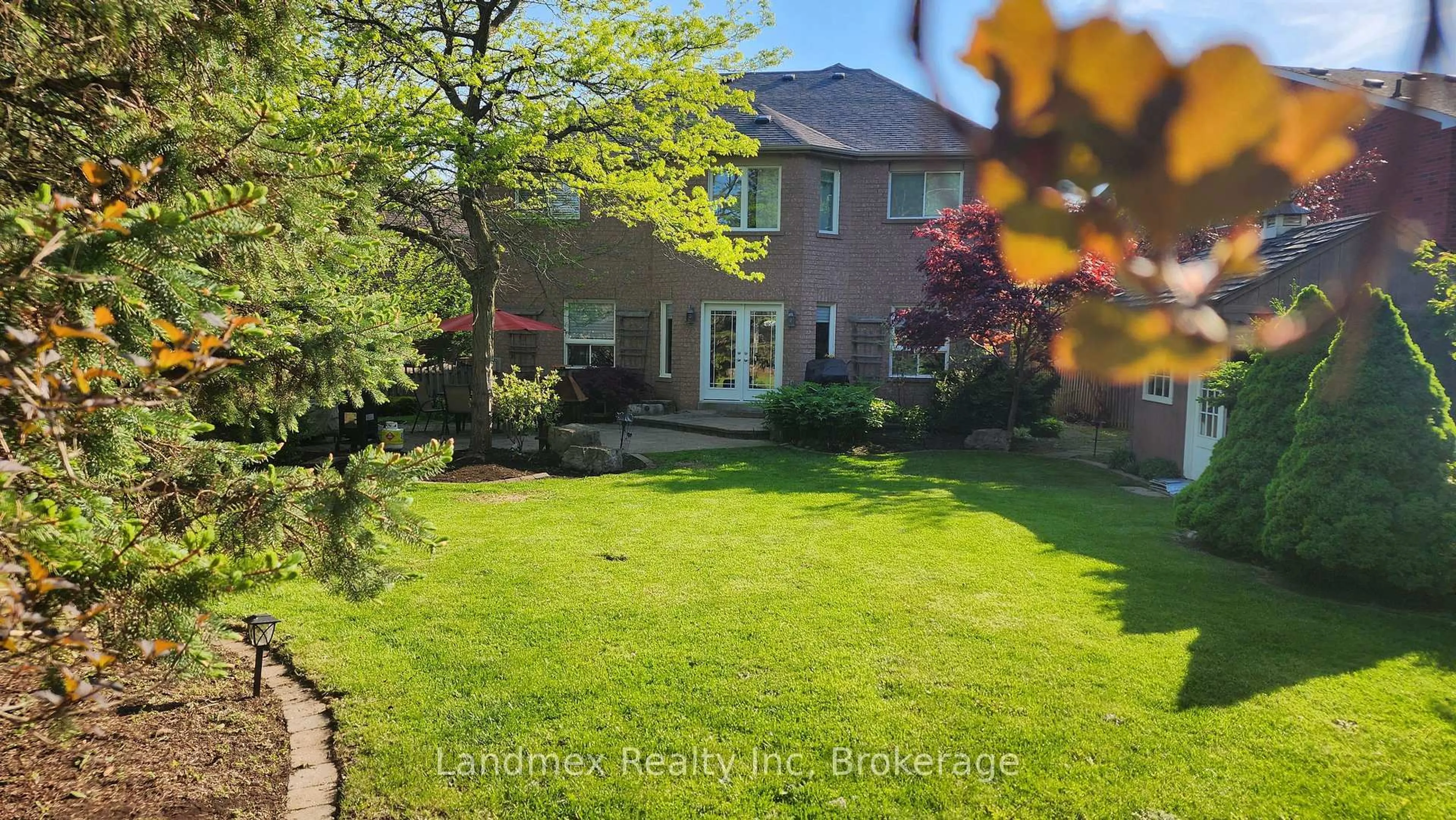 A pic from outside/outdoor area/front of a property/back of a property/a pic from drone, unknown for 5423 Planter's Wood Crt, Mississauga Ontario L5M 5V6