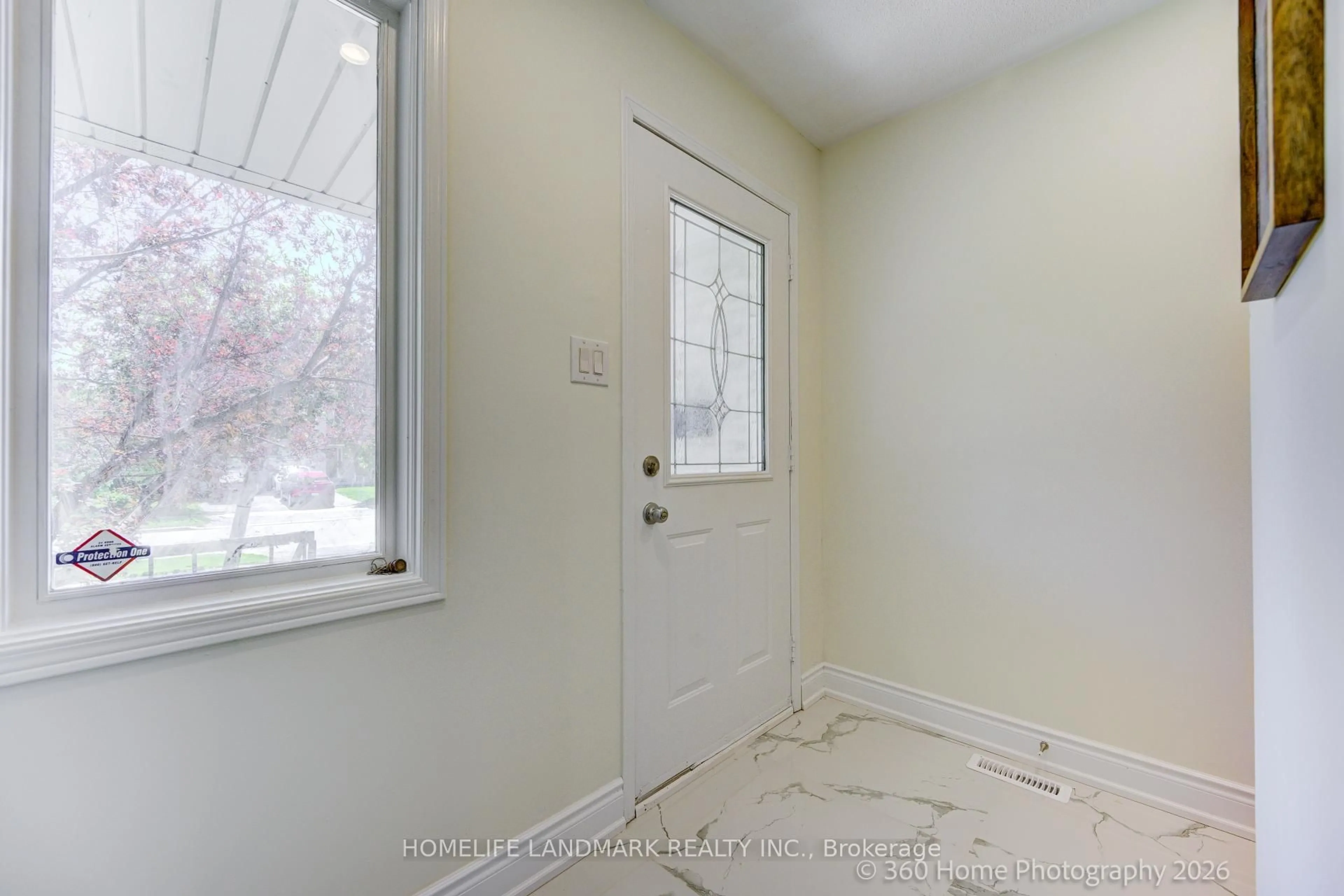 Indoor entryway for 423 Levanna Lane, Oakville Ontario L6H 6B8