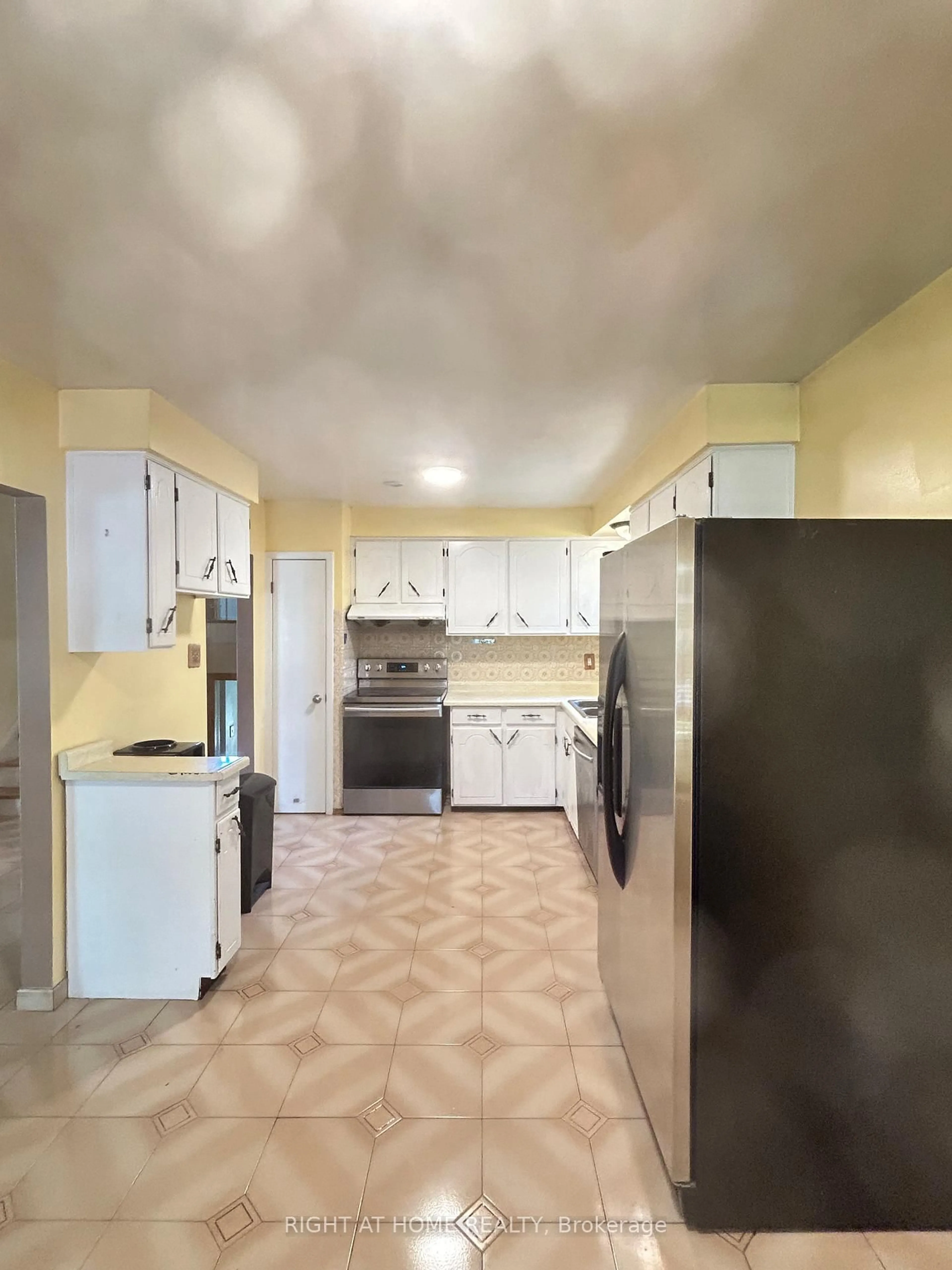 Standard kitchen, unknown for 1010 Bloor St, Mississauga Ontario L4Y 2N2