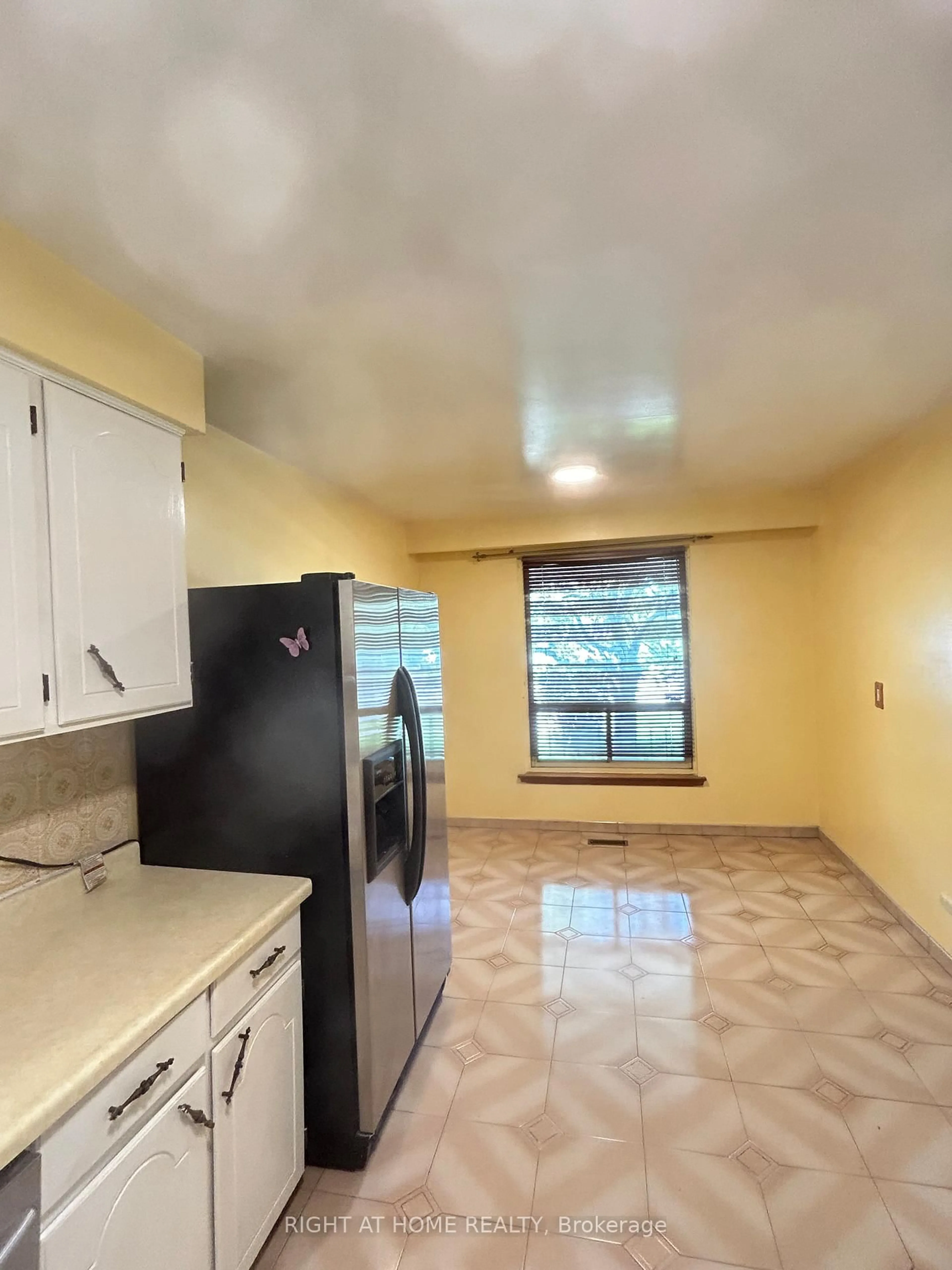 Standard kitchen, unknown for 1010 Bloor St, Mississauga Ontario L4Y 2N2