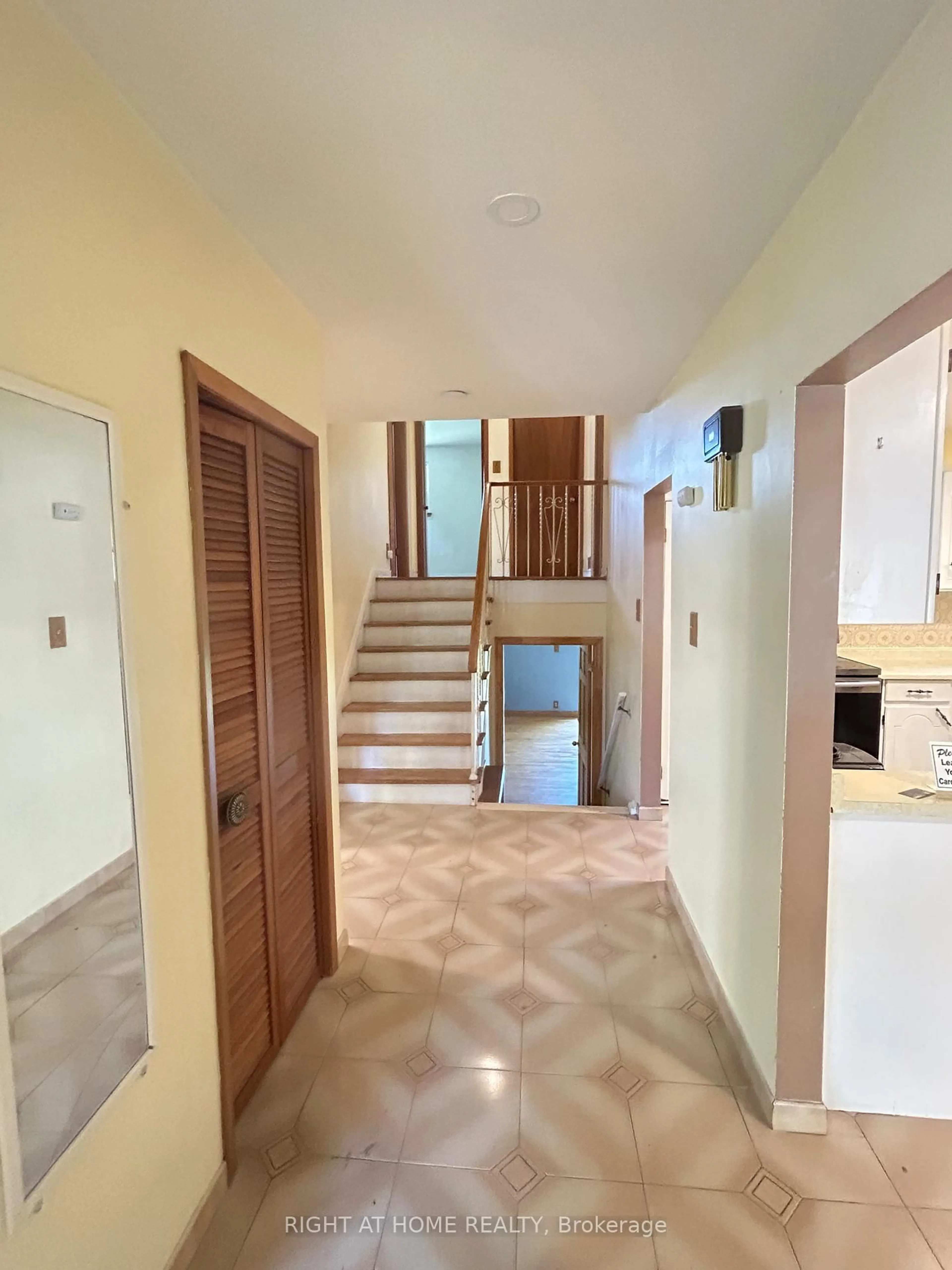 Indoor foyer for 1010 Bloor St, Mississauga Ontario L4Y 2N2