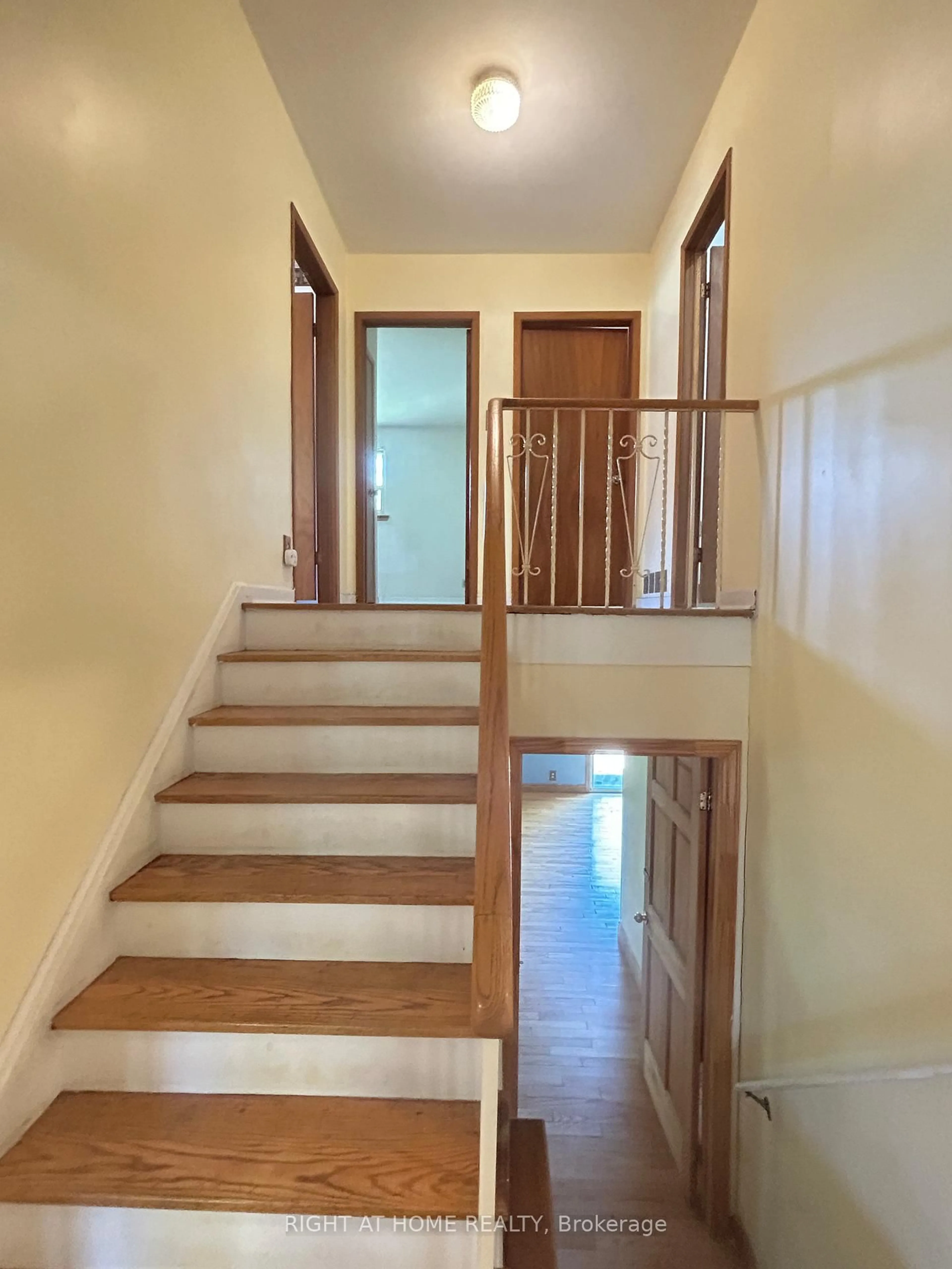 Stairs for 1010 Bloor St, Mississauga Ontario L4Y 2N2