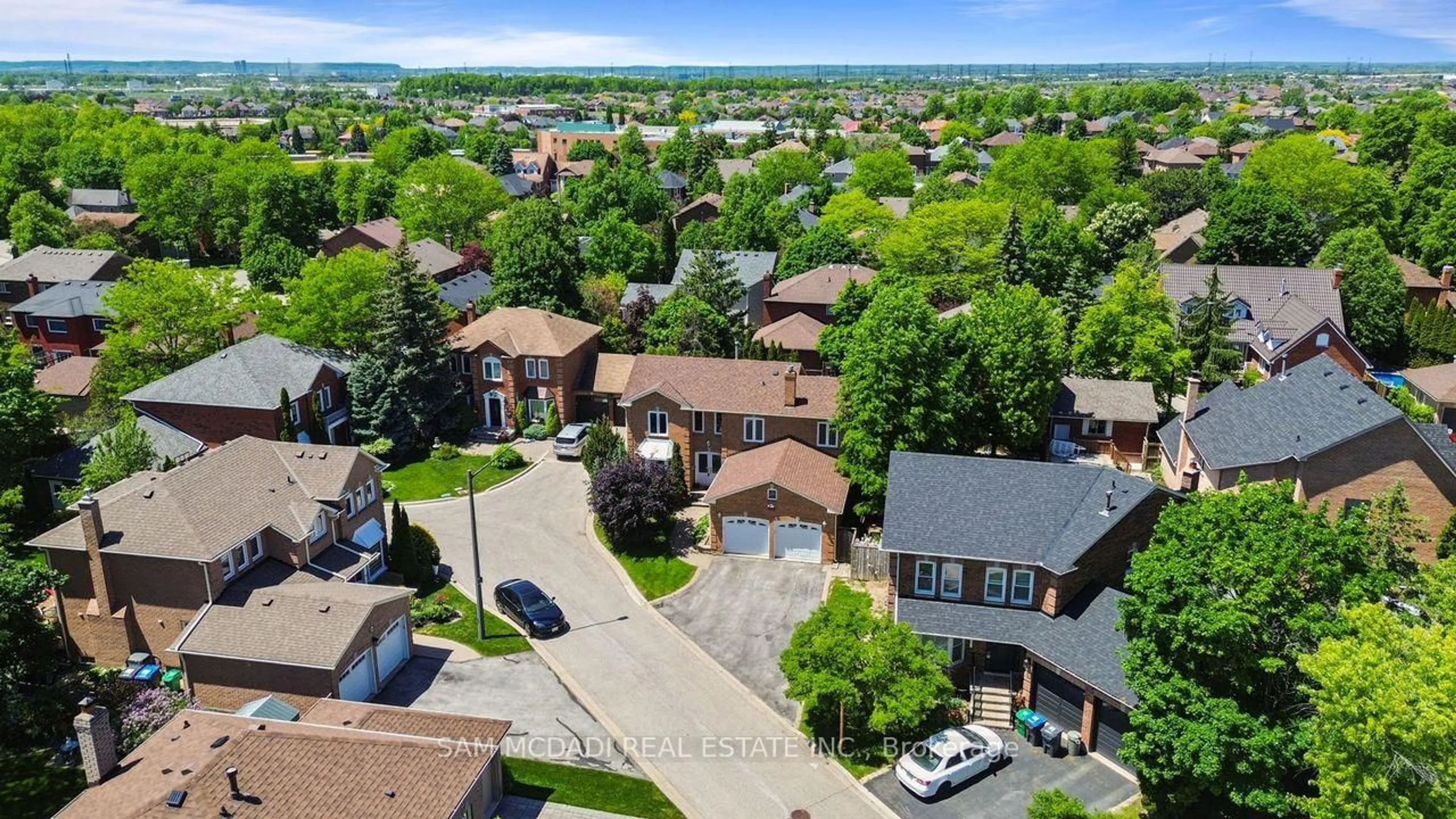 A pic from outside/outdoor area/front of a property/back of a property/a pic from drone, street for 6643 Mockingbird Lane, Mississauga Ontario L5N 5K2
