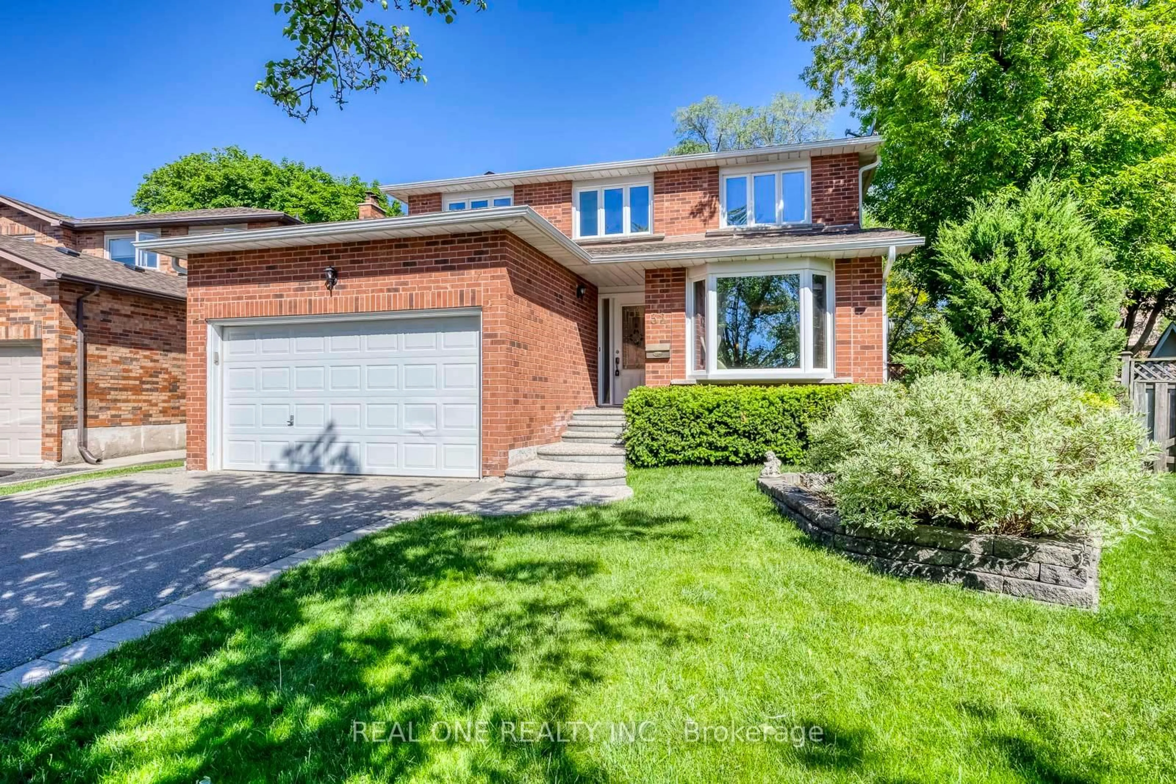 Home with brick exterior material, street for 32 Roslo Crt, Oakville Ontario L6H 4S1