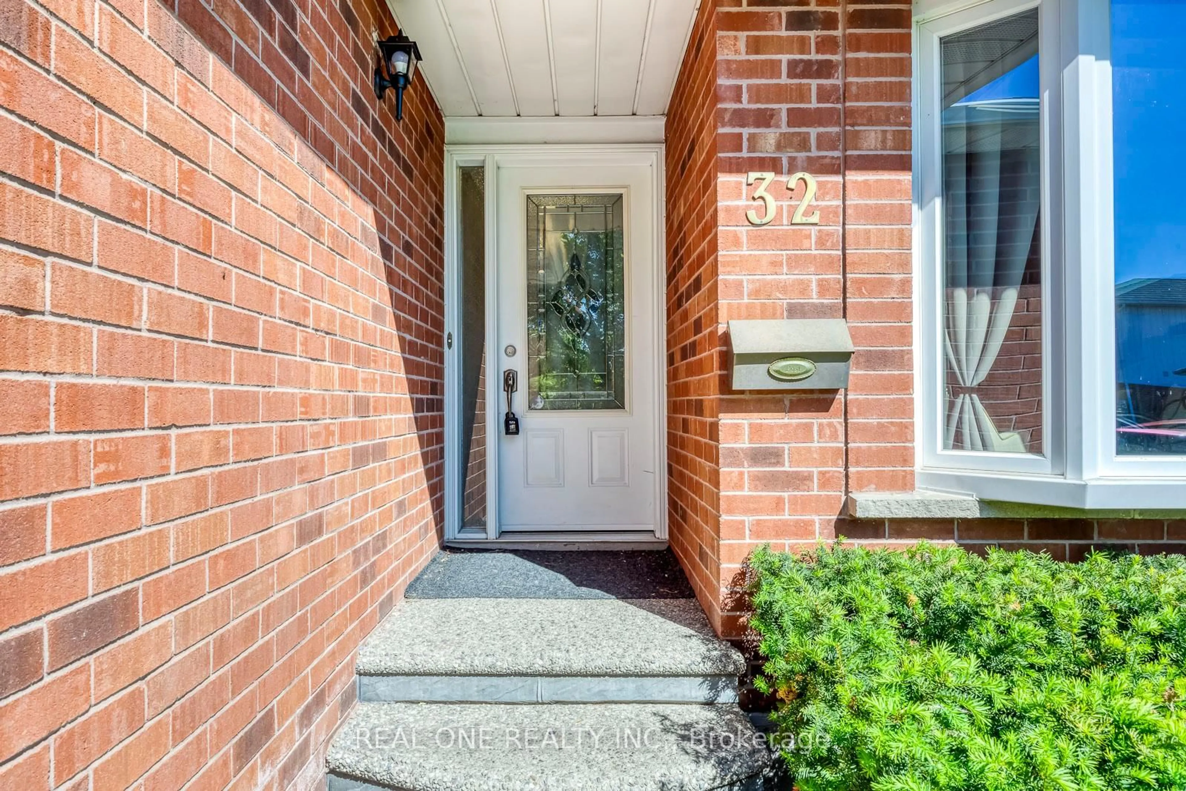 Indoor entryway for 32 Roslo Crt, Oakville Ontario L6H 4S1