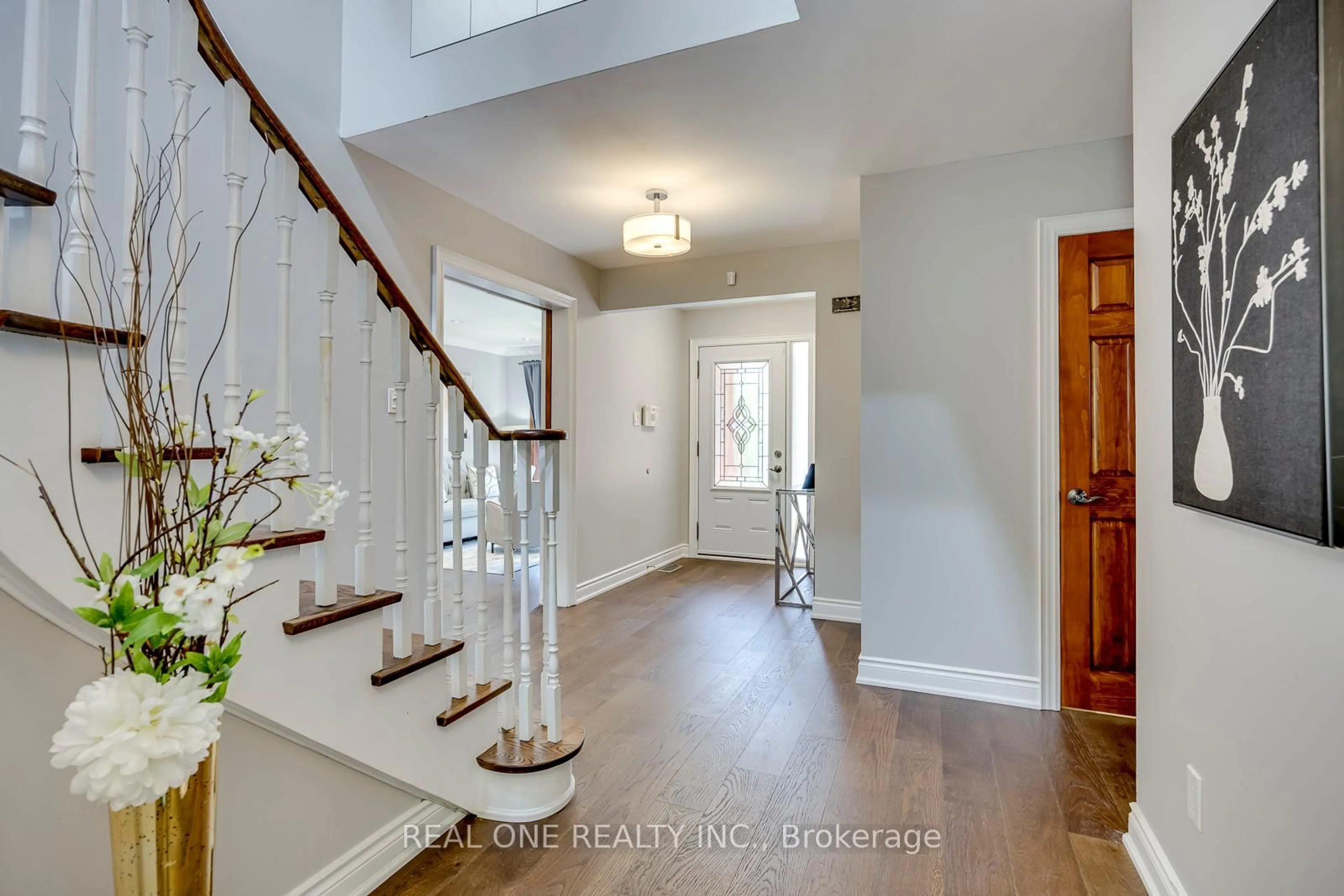 Indoor entryway for 32 Roslo Crt, Oakville Ontario L6H 4S1
