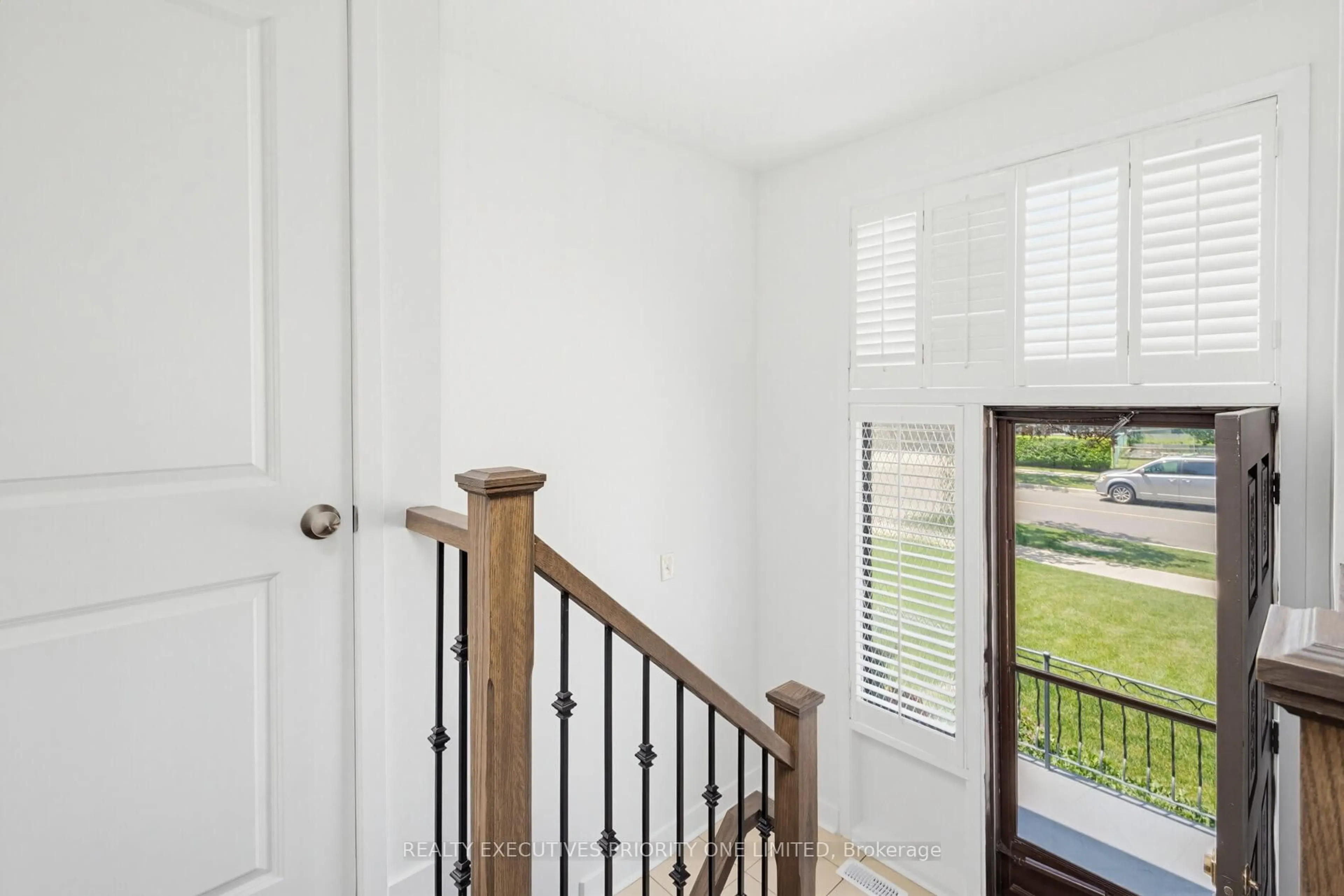 Indoor entryway for 55 Picaro Dr, Toronto Ontario M3N 2B6