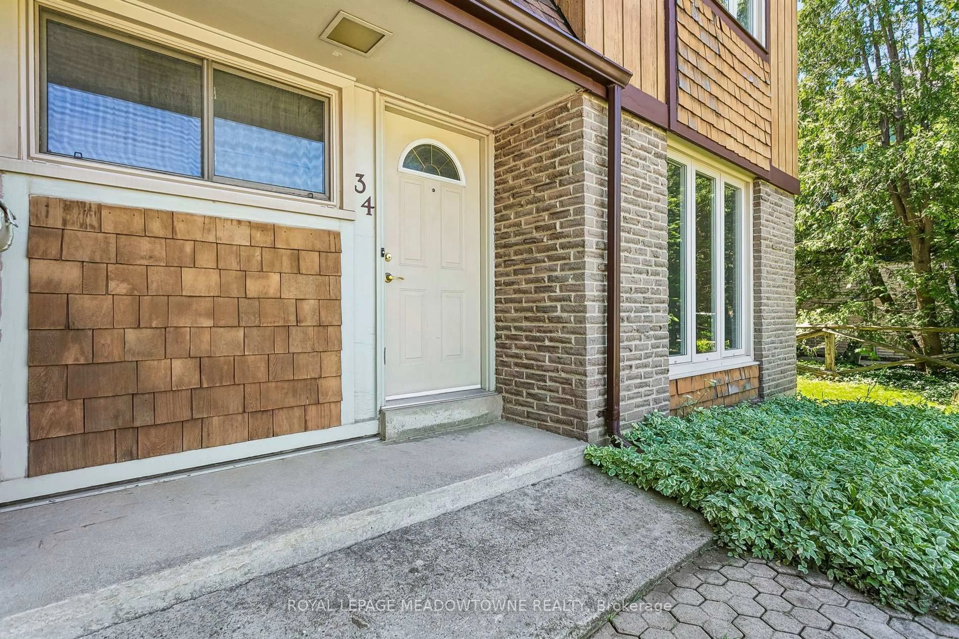 Indoor entryway for 34 Plainsman Rd, Mississauga Ontario L5N 1C7