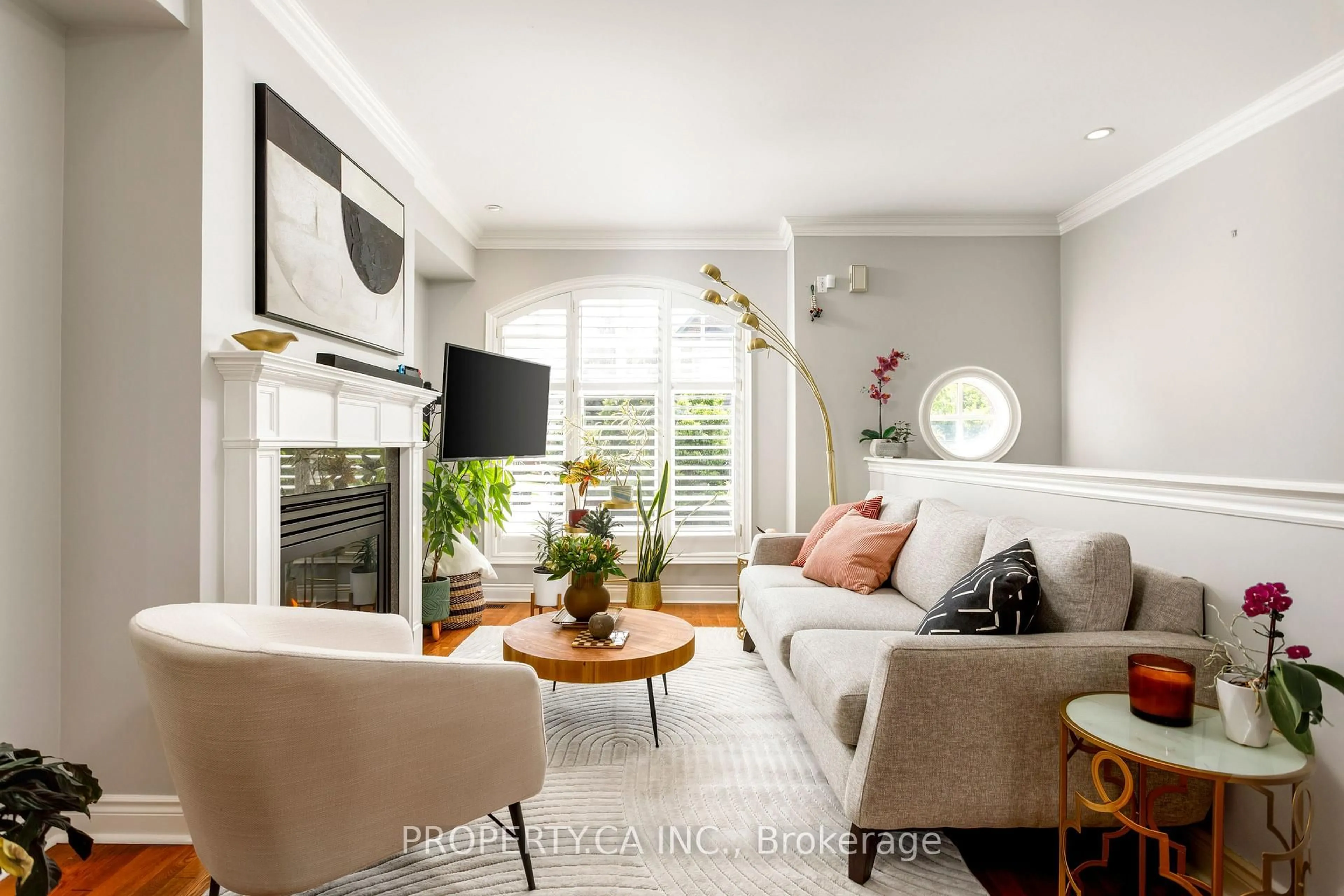 Living room with furniture, unknown for 9 Leaves Terr, Toronto Ontario M8Y 4H4