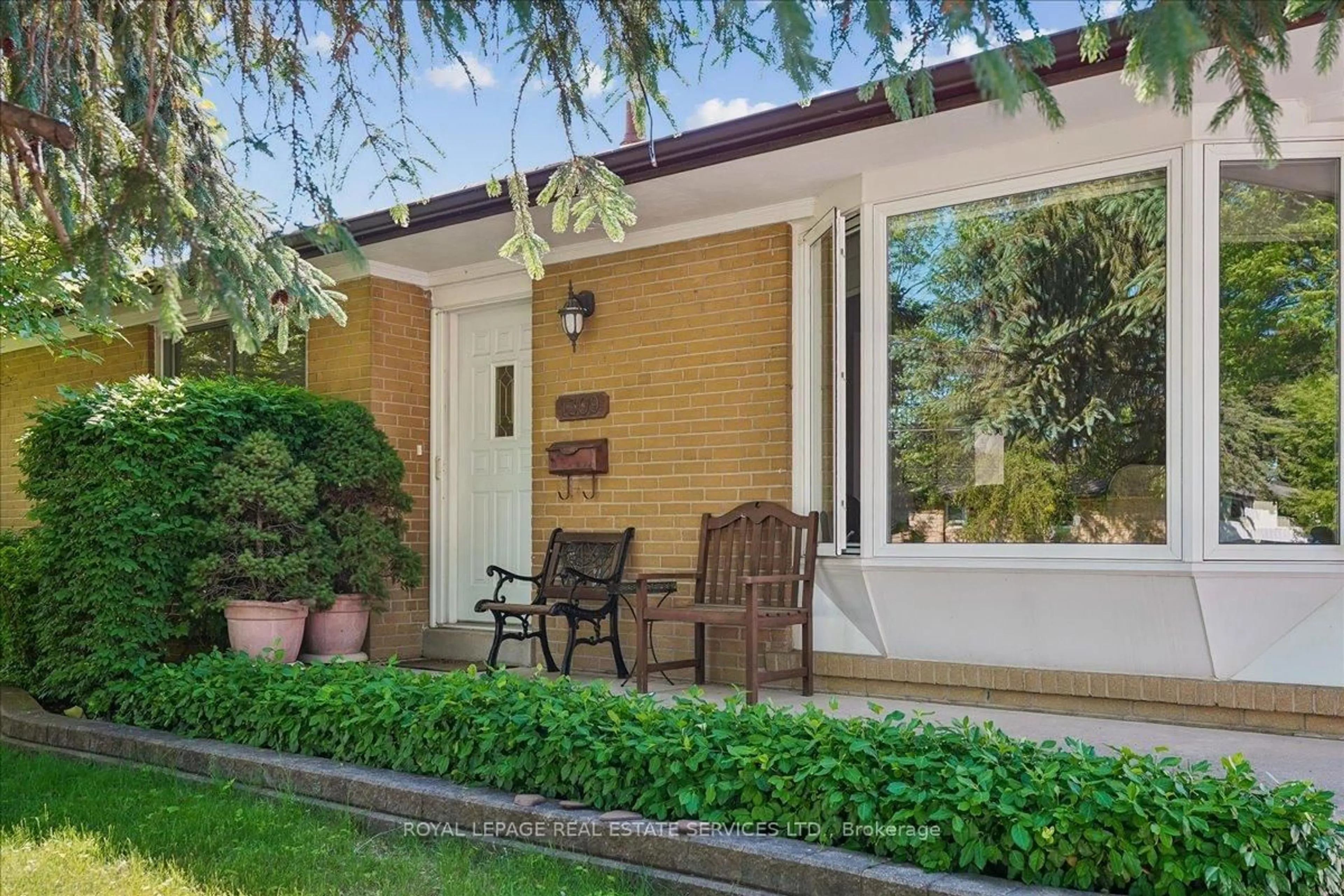 Patio, street for 1309 Warwick Ave, Oakville Ontario L6L 2V8