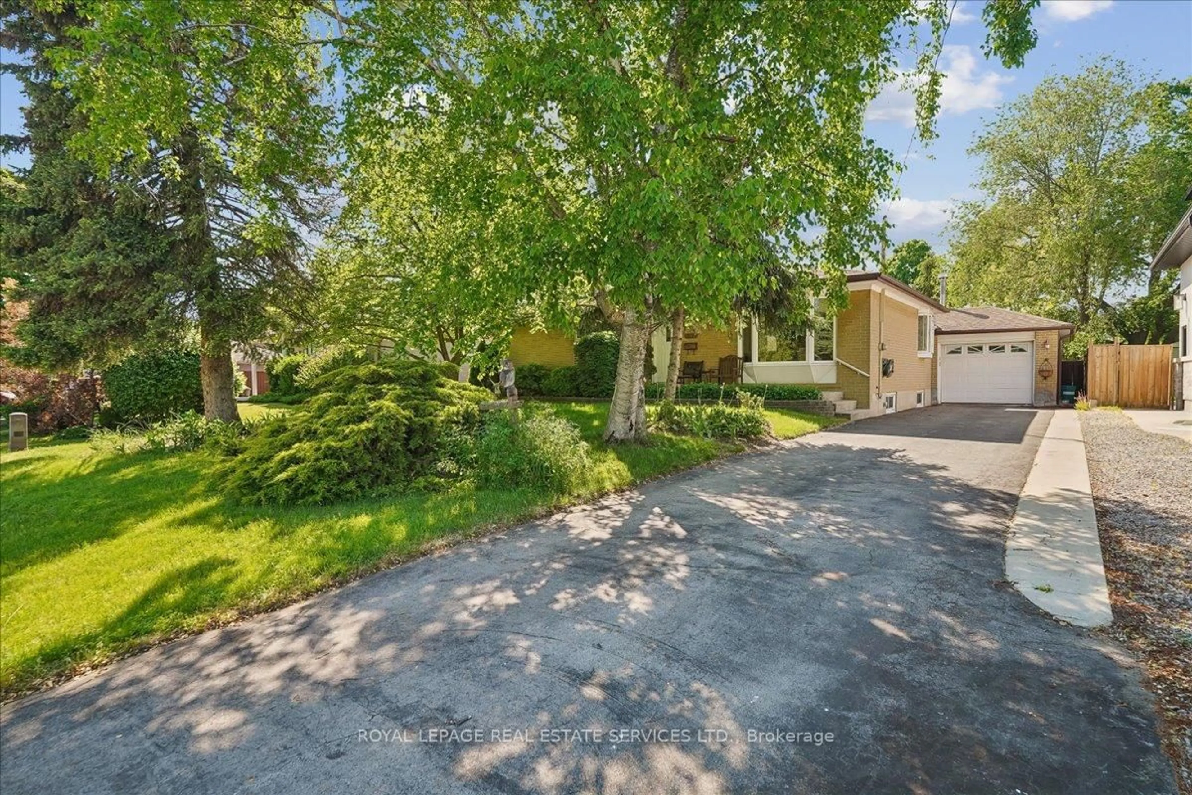 A pic from outside/outdoor area/front of a property/back of a property/a pic from drone, street for 1309 Warwick Ave, Oakville Ontario L6L 2V8