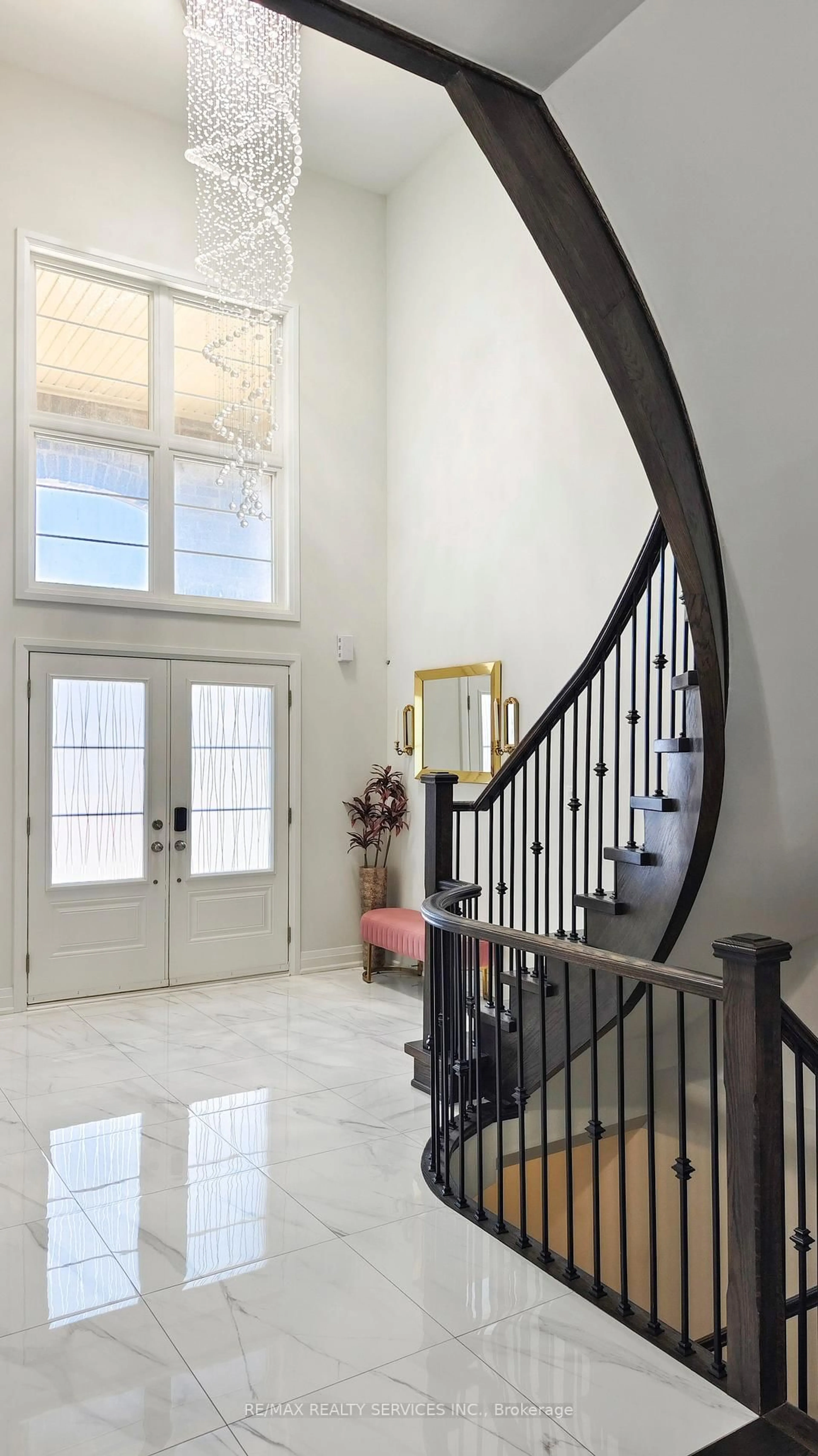 Indoor foyer for 15 Rolling Rock Way, Brampton Ontario L6Y 6H3