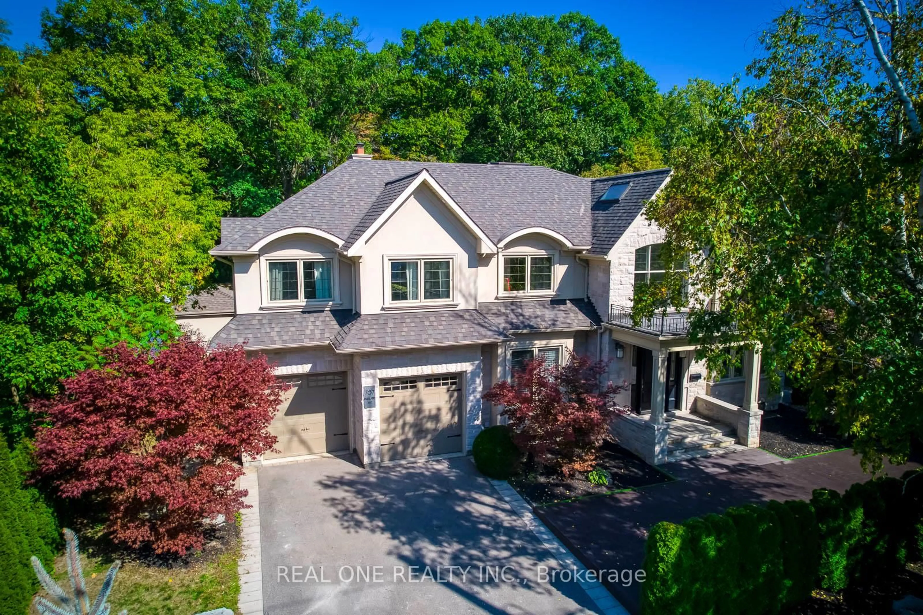 A pic from outside/outdoor area/front of a property/back of a property/a pic from drone, street for 767 Parkland Ave, Mississauga Ontario L5H 3G6