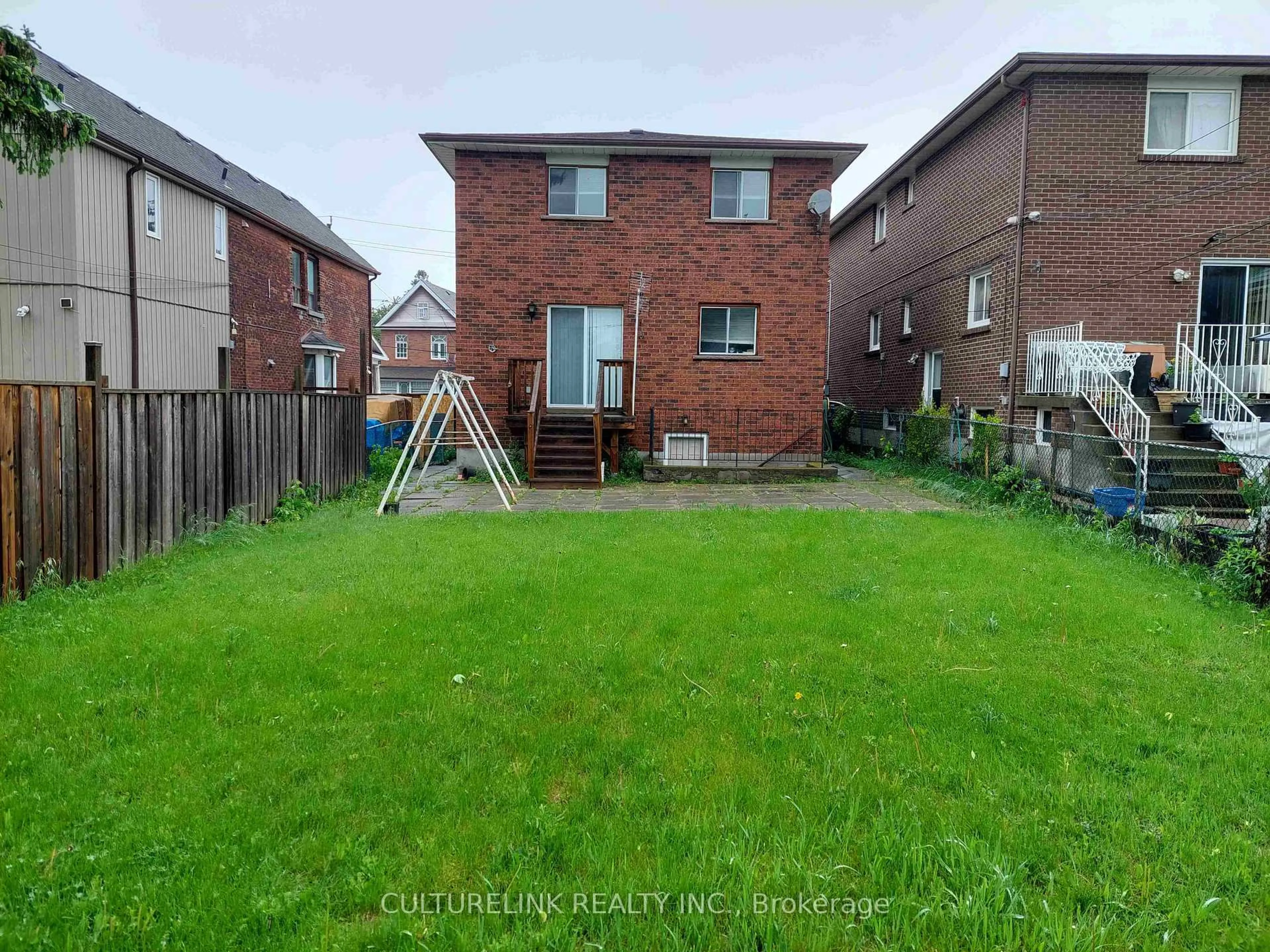 A pic from outside/outdoor area/front of a property/back of a property/a pic from drone, street for 29 Goldwin Ave, Toronto Ontario M6M 2C3