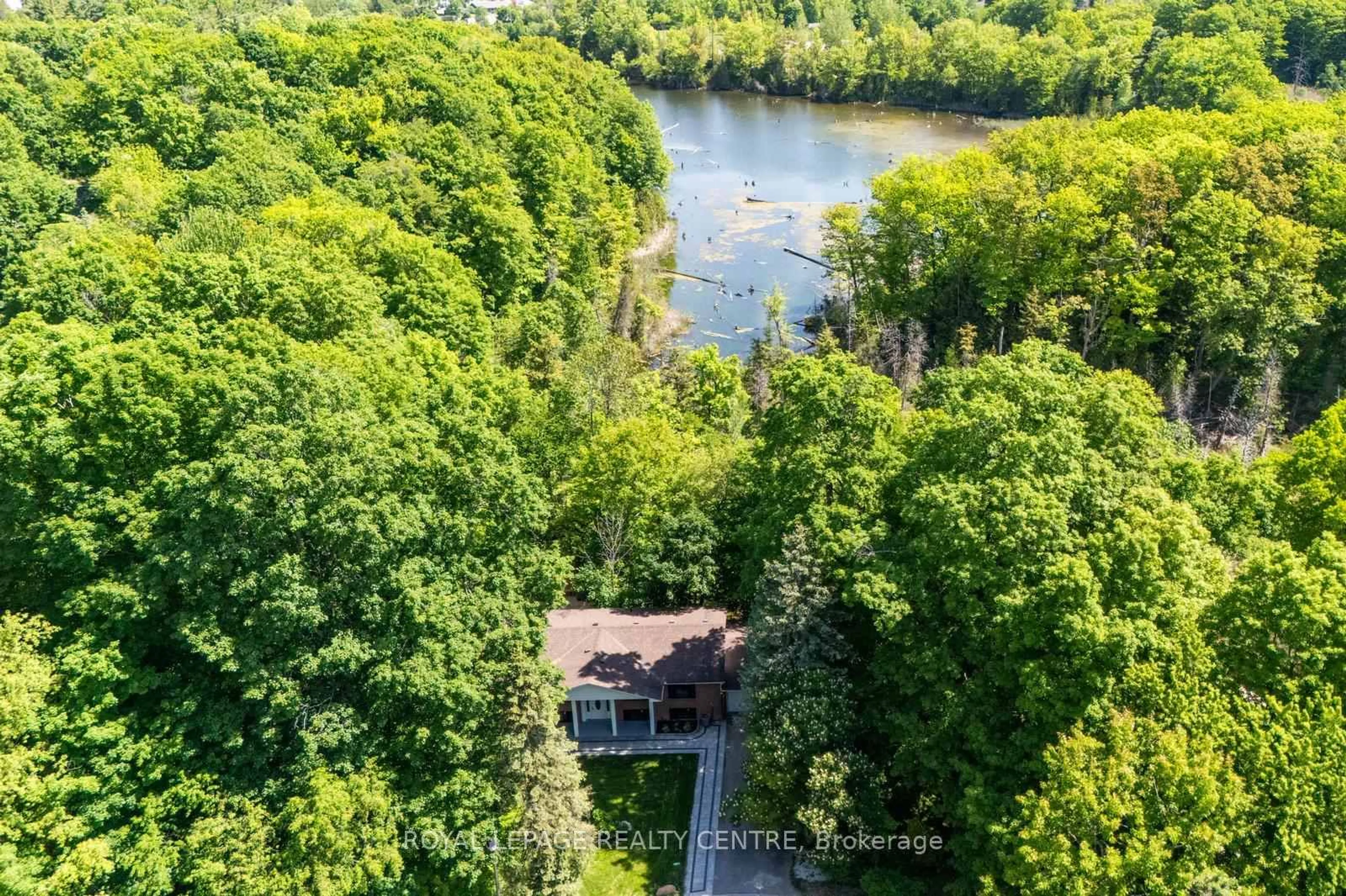 A pic from outside/outdoor area/front of a property/back of a property/a pic from drone, water/lake/river/ocean view for 69 Glenda Jane Dr, Milton Ontario L0P 1B0