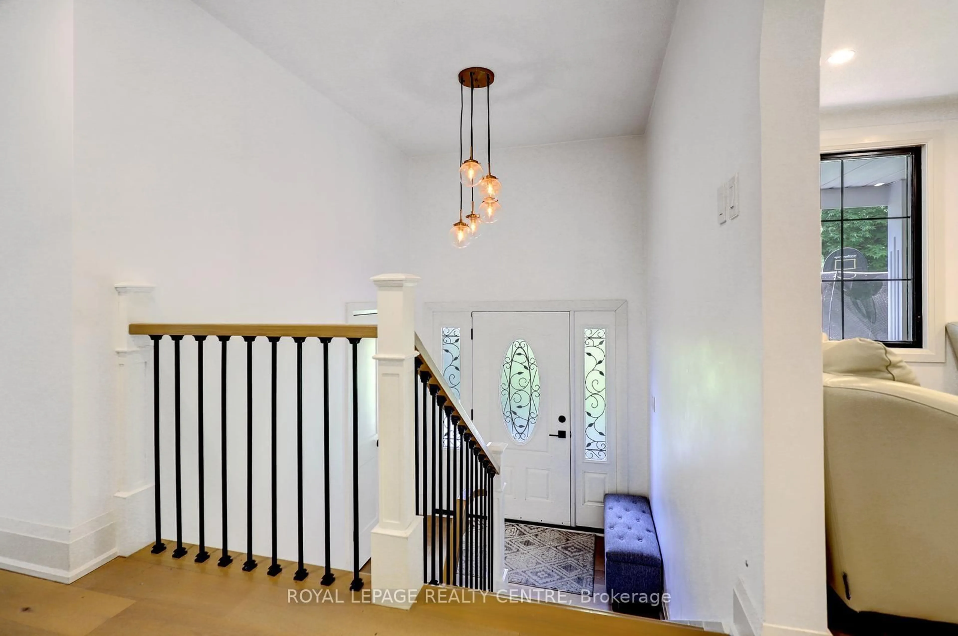 Indoor foyer for 69 Glenda Jane Dr, Milton Ontario L0P 1B0