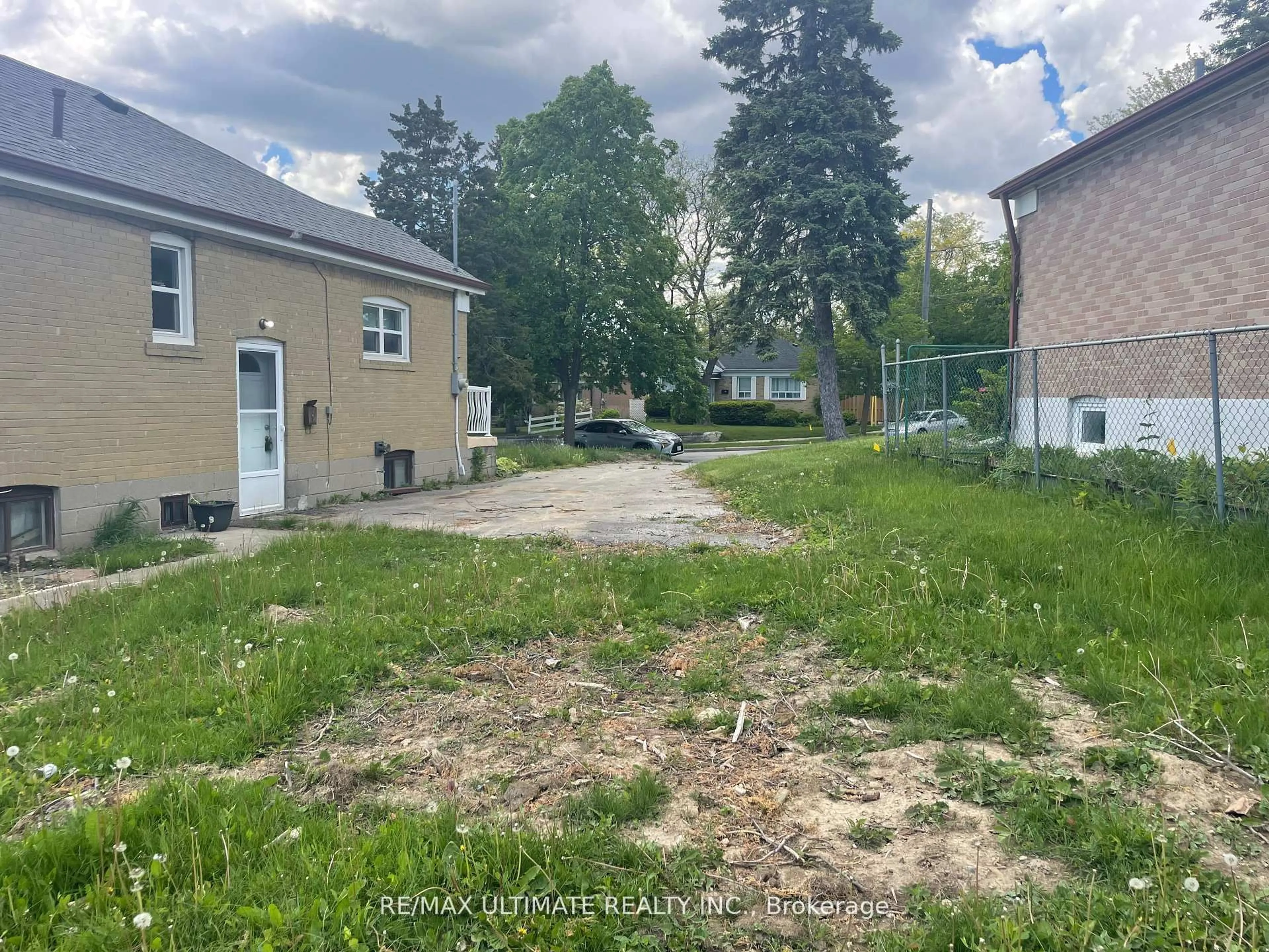 A pic from outside/outdoor area/front of a property/back of a property/a pic from drone, street for 11 Flamingo Cres, Toronto Ontario M6M 4E9