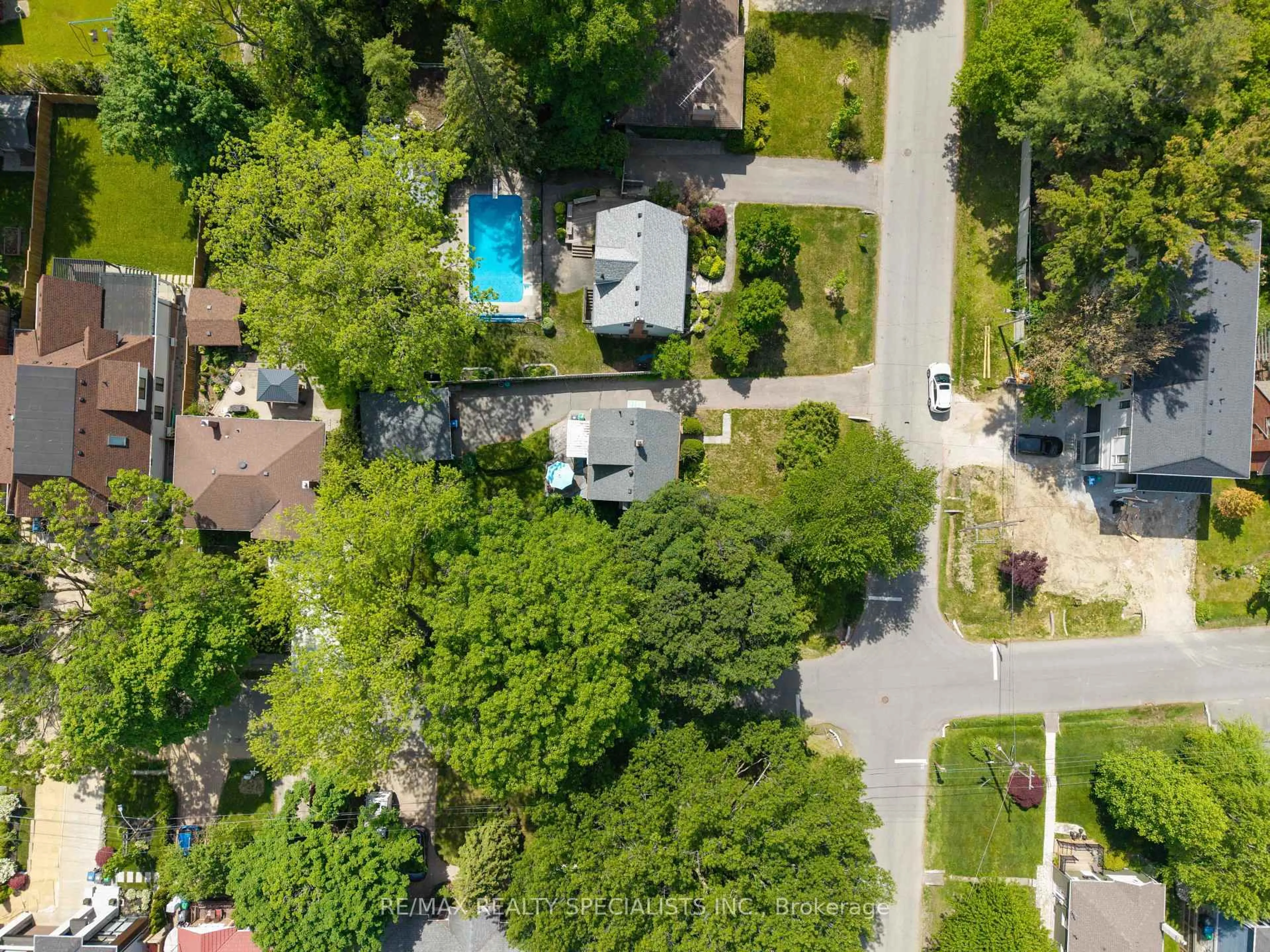 A pic from outside/outdoor area/front of a property/back of a property/a pic from drone, street for 1481 Garnet Ave, Mississauga Ontario L5G 4C5