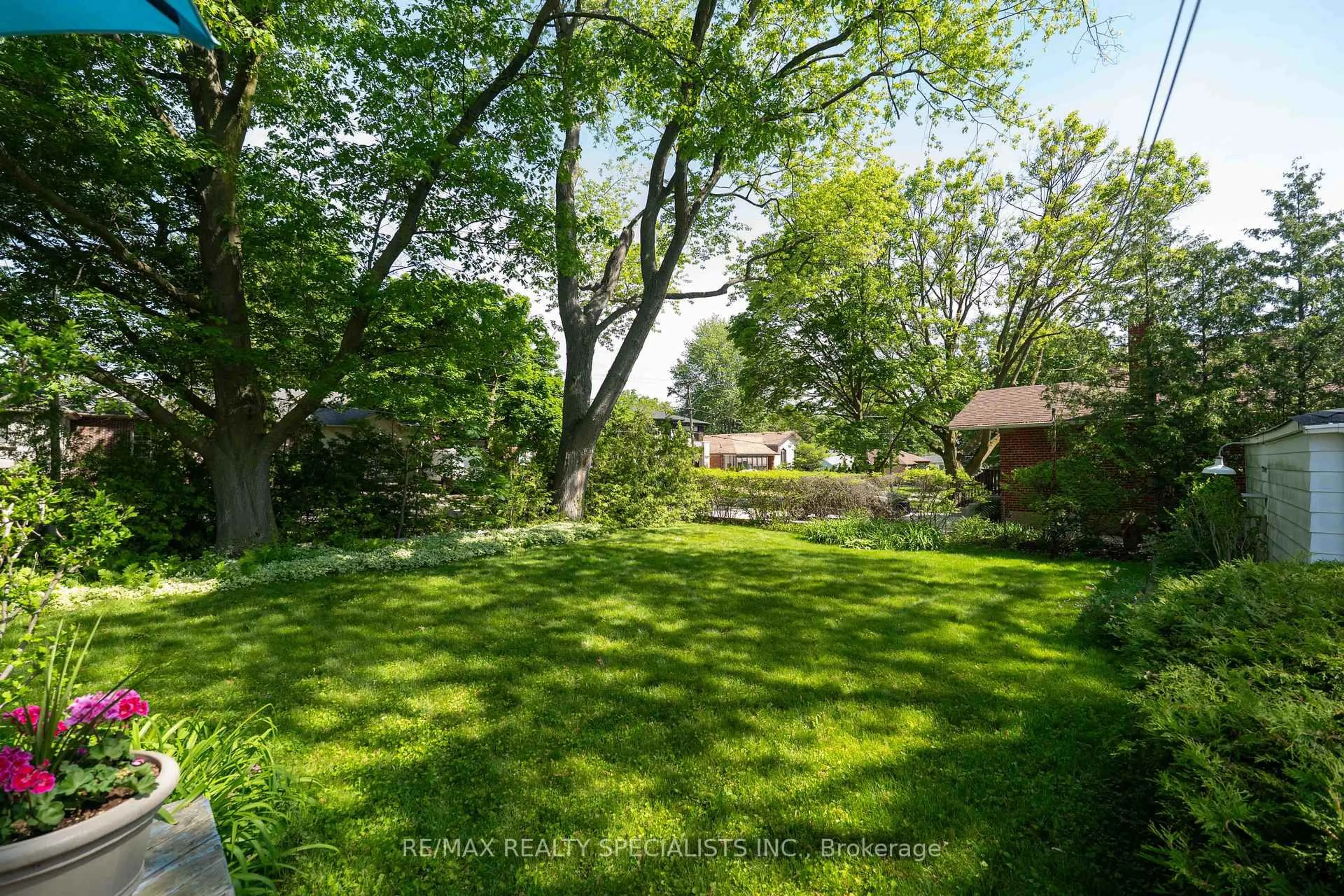 Patio, forest/trees view for 1481 Garnet Ave, Mississauga Ontario L5G 4C5