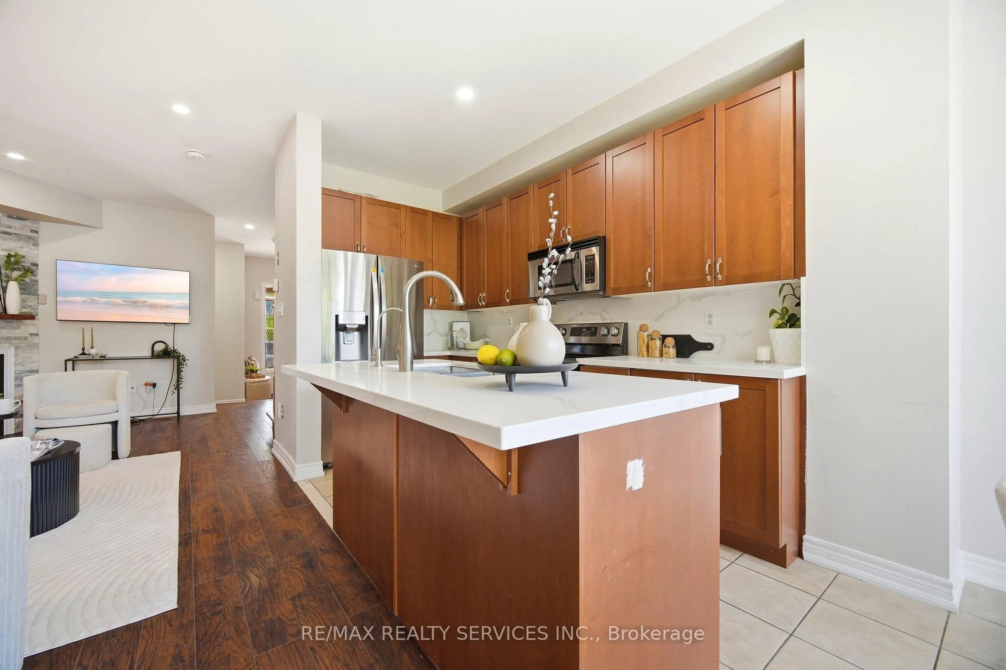 Open concept kitchen, ceramic/tile floor for 10 Deepcoral Crt, Brampton Ontario L6V 4P7