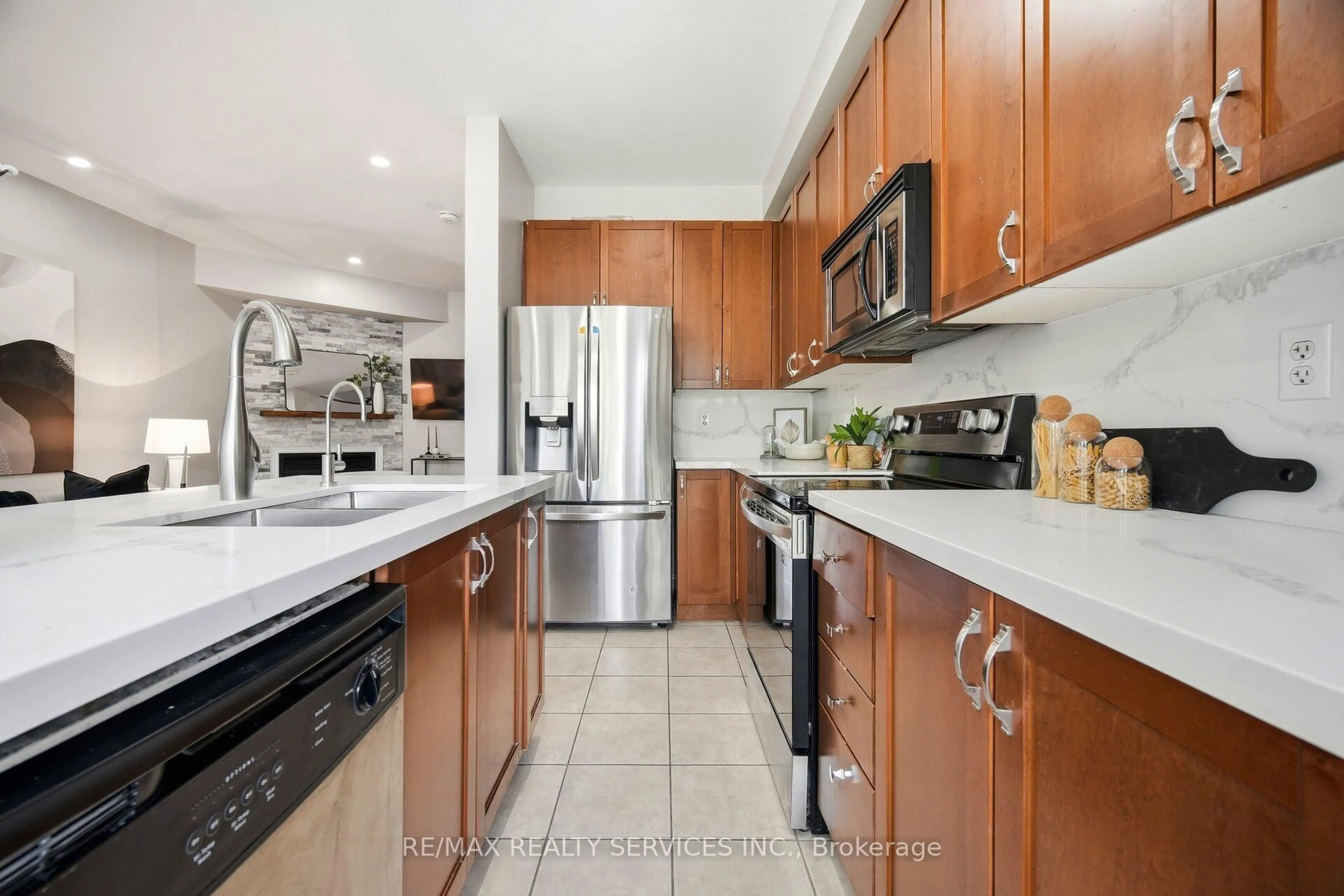 Unknown for 10 Deepcoral Crt, Brampton Ontario L6V 4P7