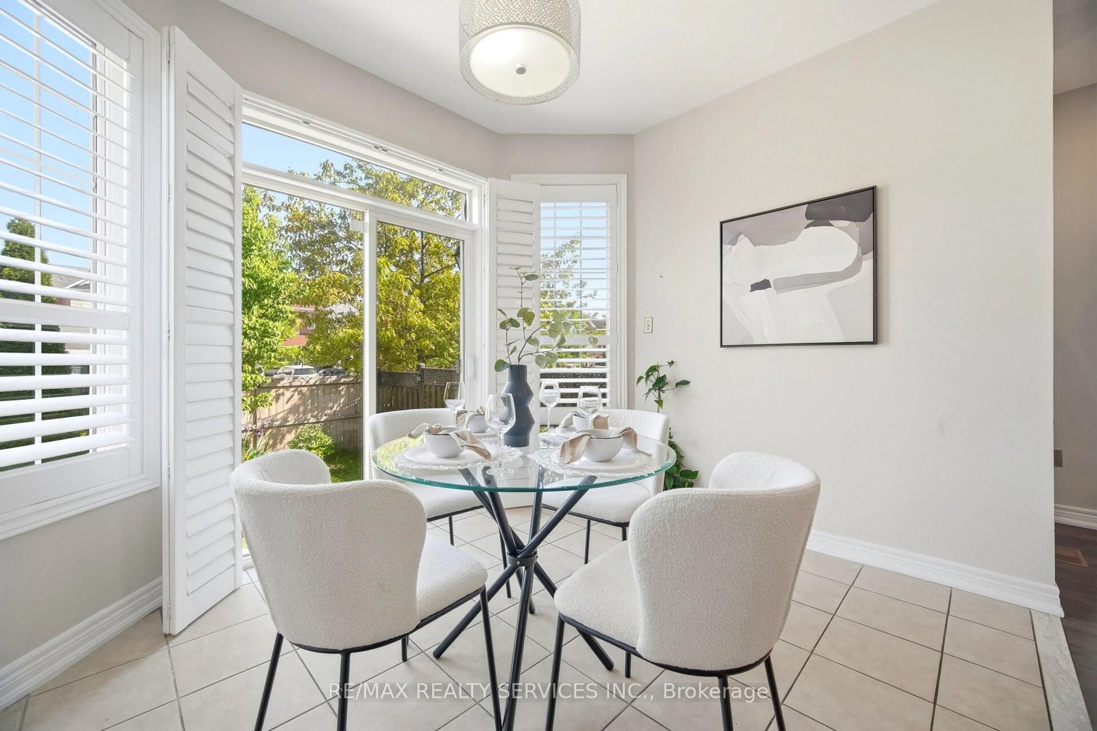 Dining room, ceramic/tile floor for 10 Deepcoral Crt, Brampton Ontario L6V 4P7