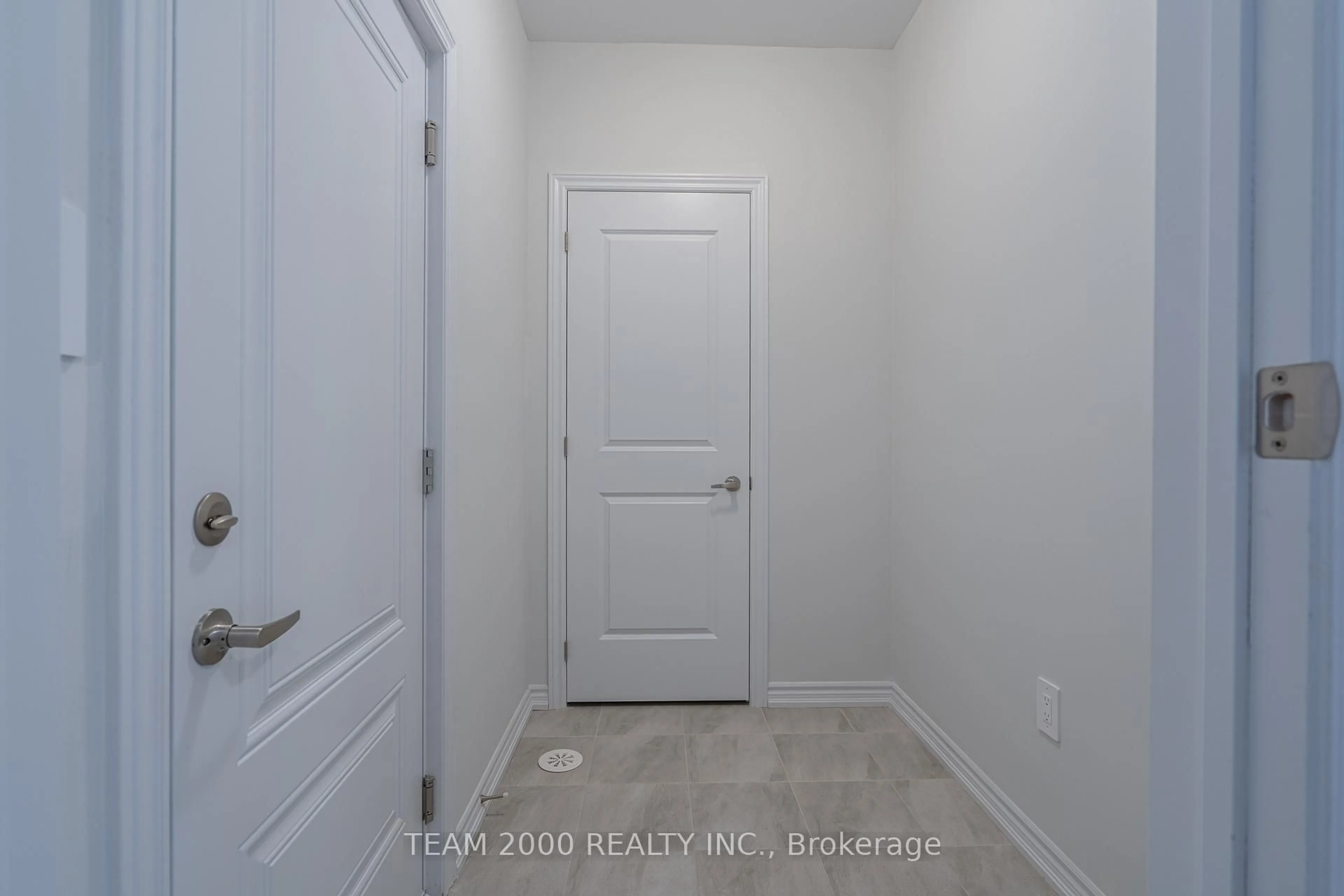 Indoor entryway for 5942 Saigon St, Mississauga Ontario L5V 0E9