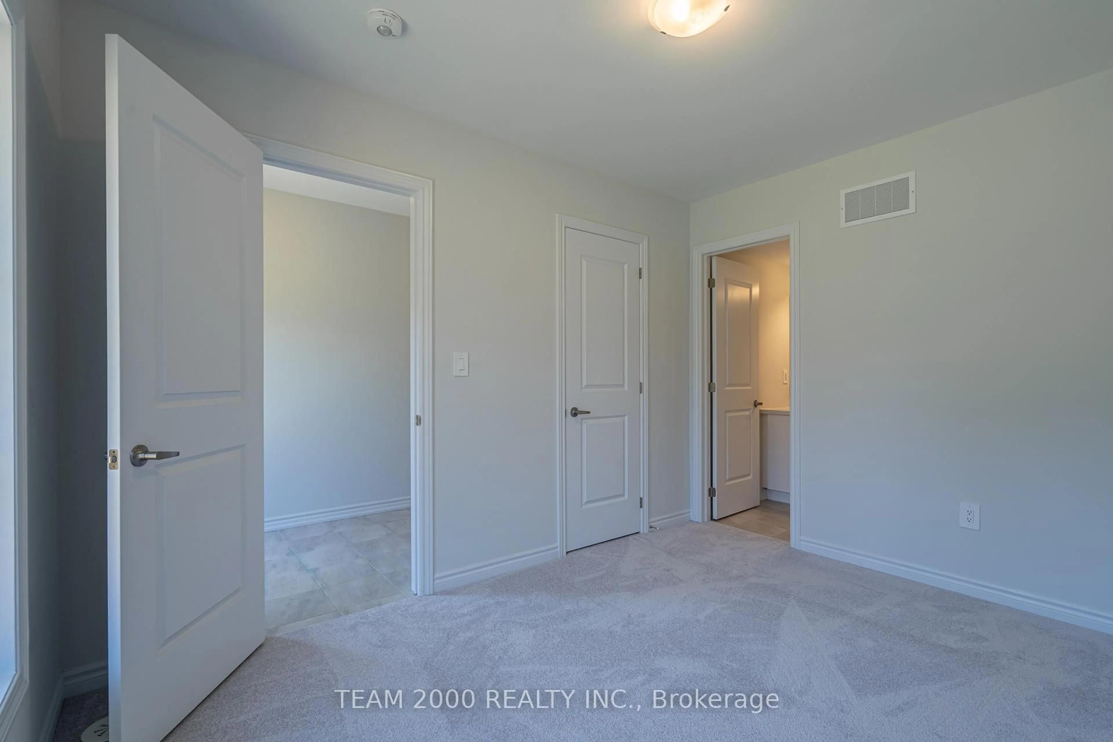A pic of a room for 5942 Saigon St, Mississauga Ontario L5V 0E9